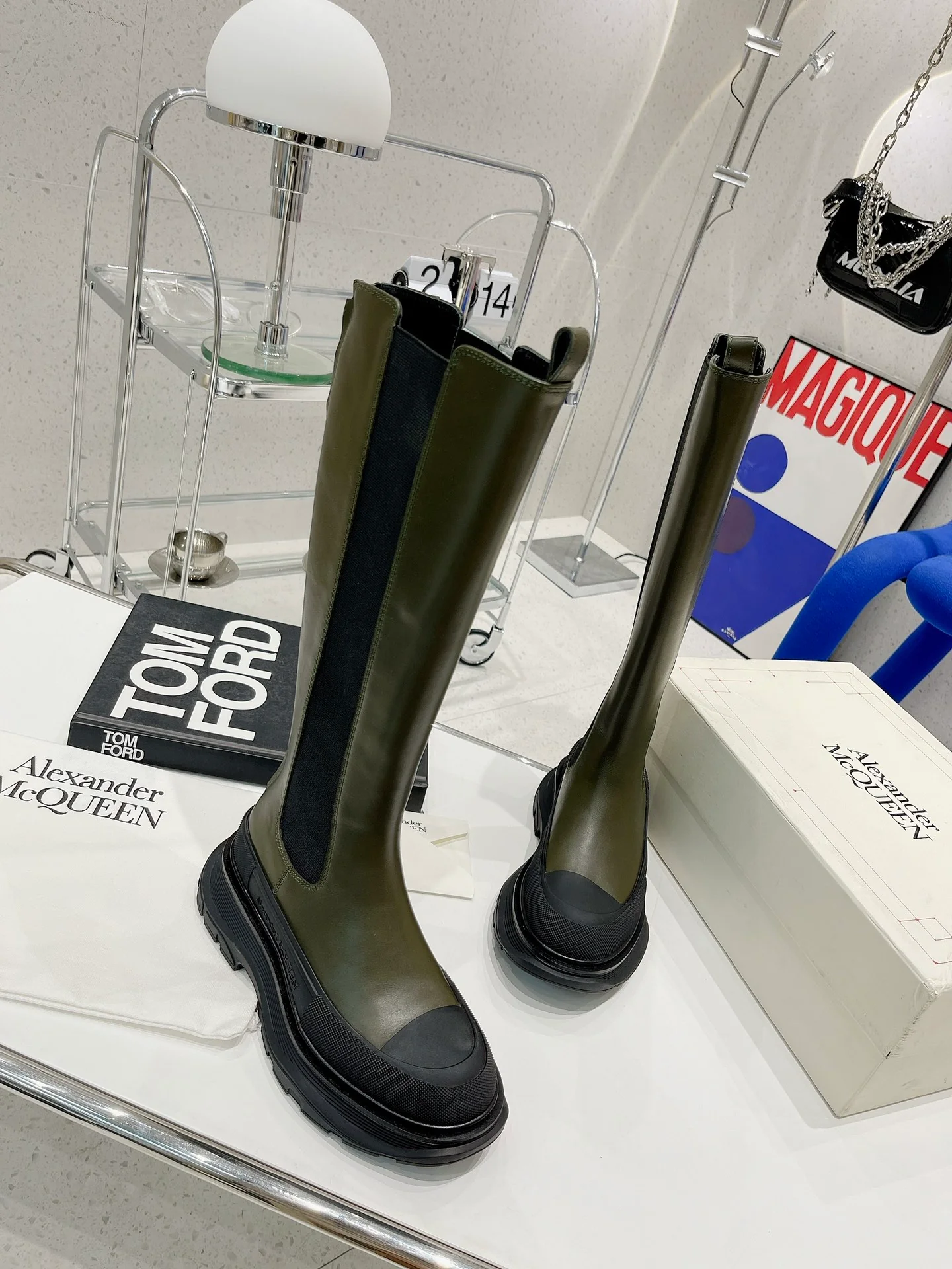 Коллекция McQueen 2022 года с подиума - высокие сапоги
