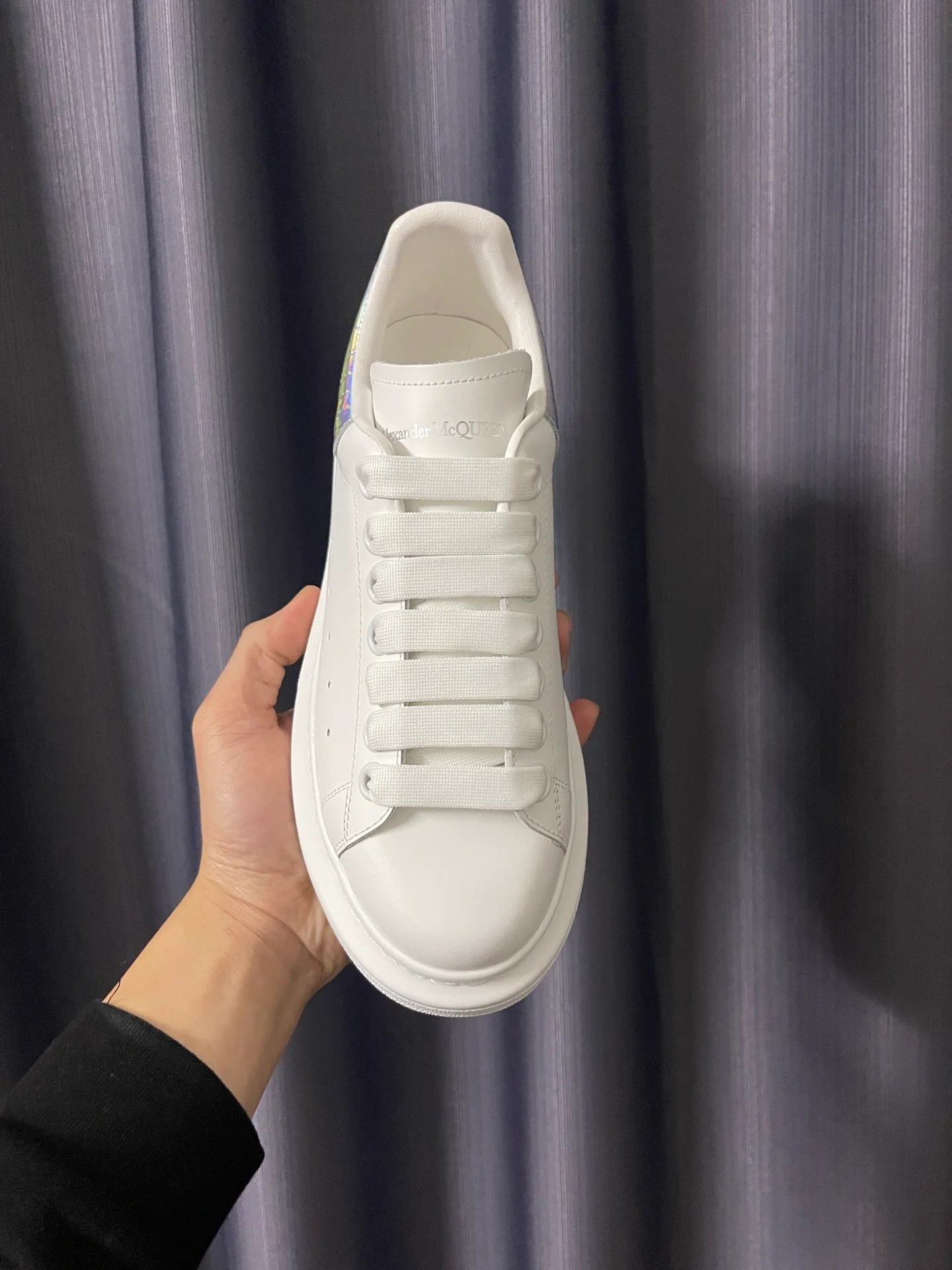 Классические белые кроссовки McQueen - унисекс - с лазерным рисунком под змеиную кожу.