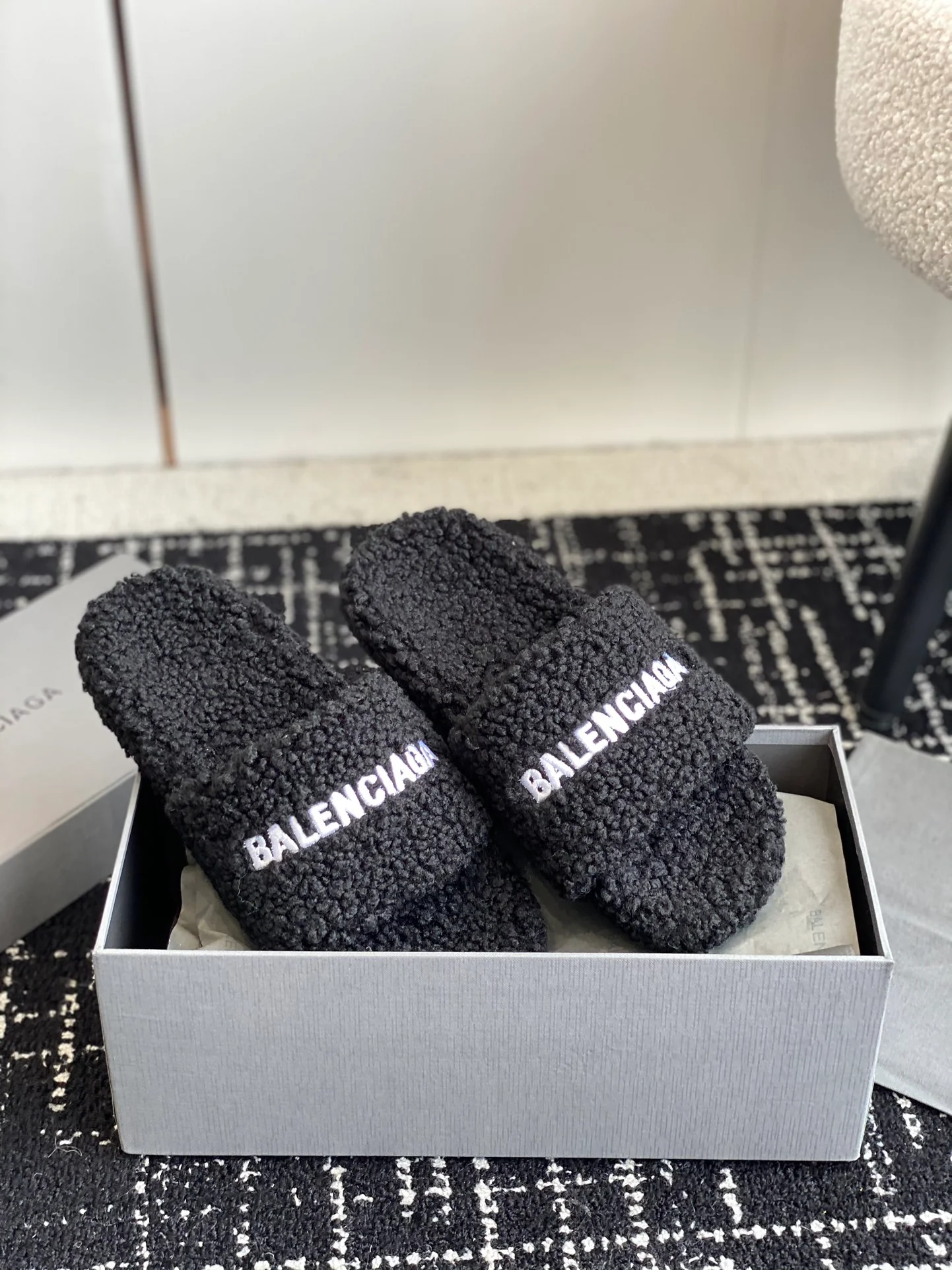 Новинка сезона осень/зима 2023 от Balenciaga - Меховые тапочки - Черные