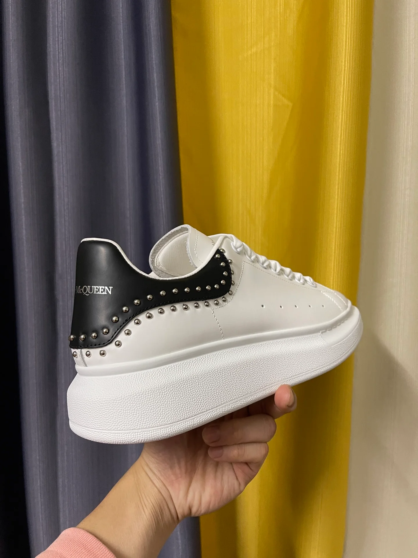 Классические белые кроссовки McQueen - унисекс - черная кожа на каблуке - круглые заклепки