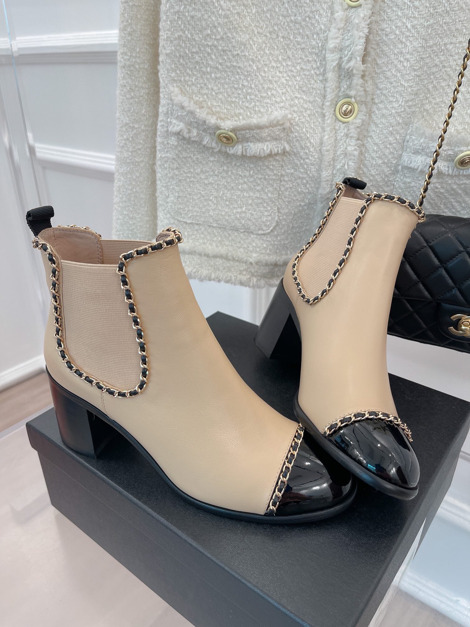 Новинка сезона осень/зима 2023 от Chanel - Ботильоны на массивном каблуке с цепочкой - 7 см - Ботильоны с боковой застежкой, абрикосовый цвет.