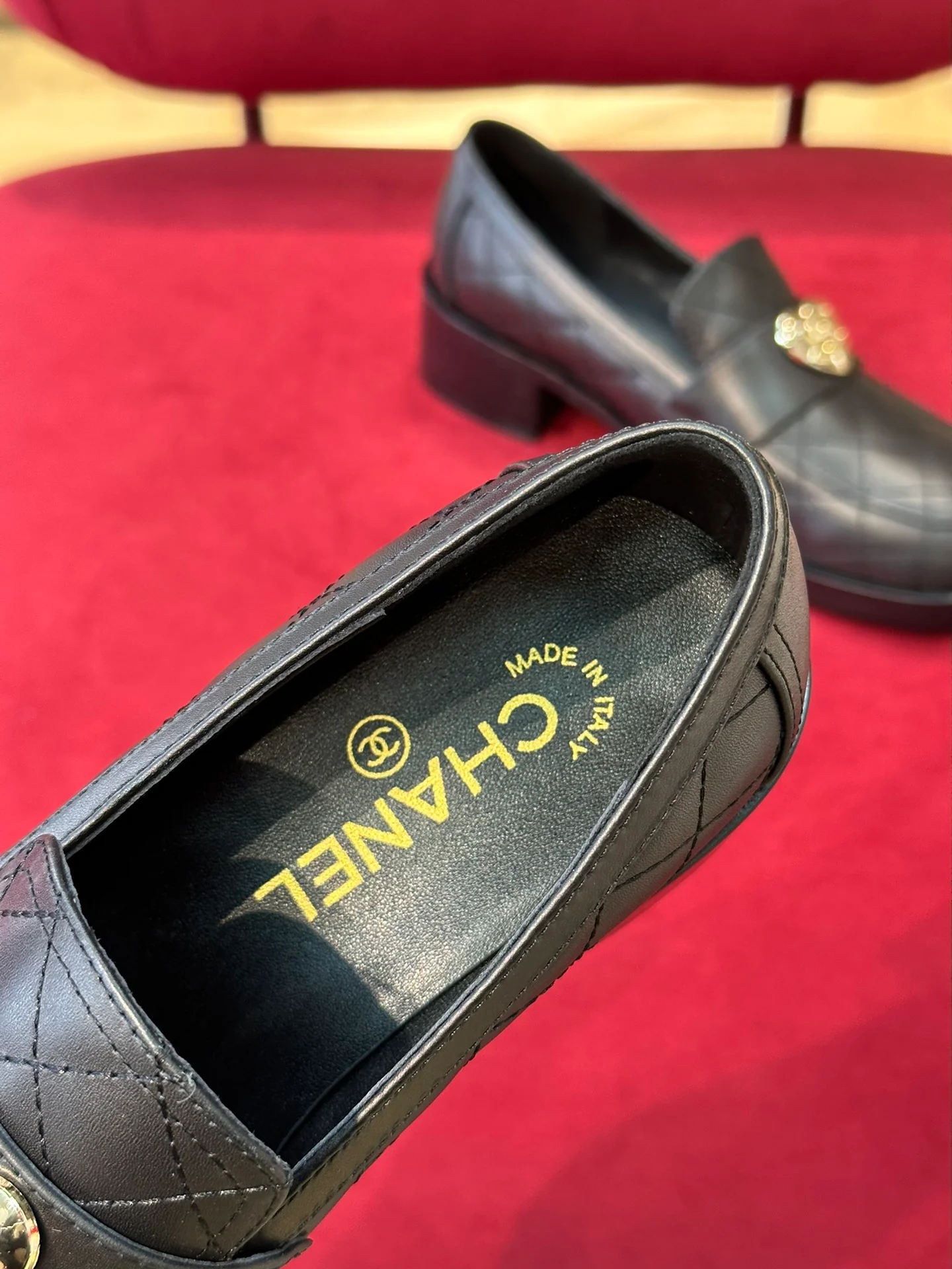 Новинка 2023 года от Chanel - Кожаные лоферы в форме сердца - Черные