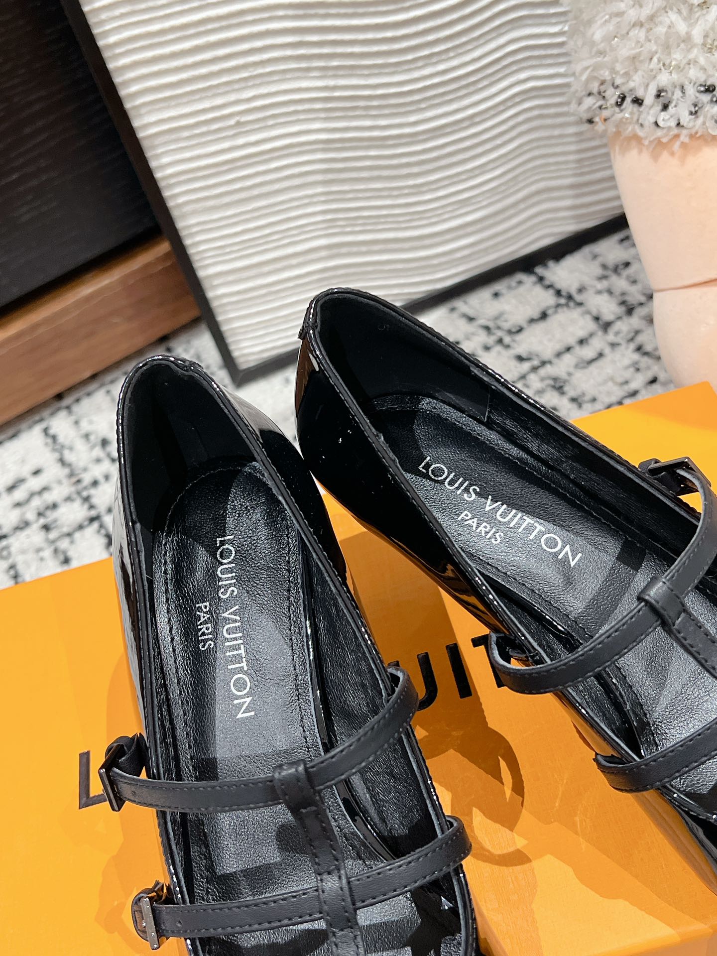 Туфли на высоком каблуке LV-2025 с двойным ремешком и острым носком - черные