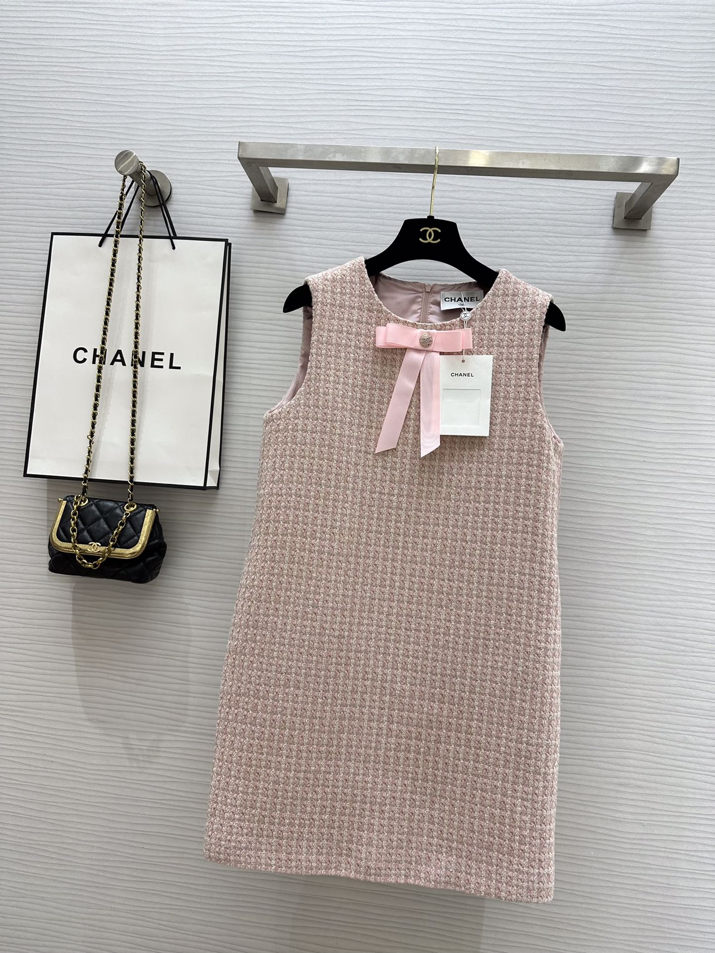 Chanel - 2403-24 Ранняя весна. Новый стиль. Классическое тканое платье с круглым вырезом в девичьем стиле.