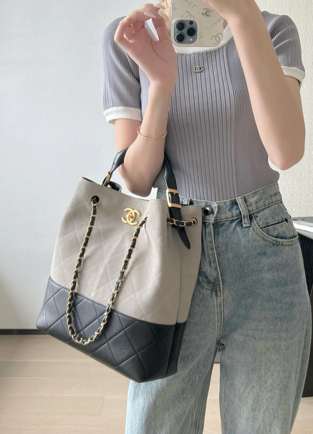 Chanel - Замшевая прямая сумка-шоппер - Серая с золотой фурнитурой