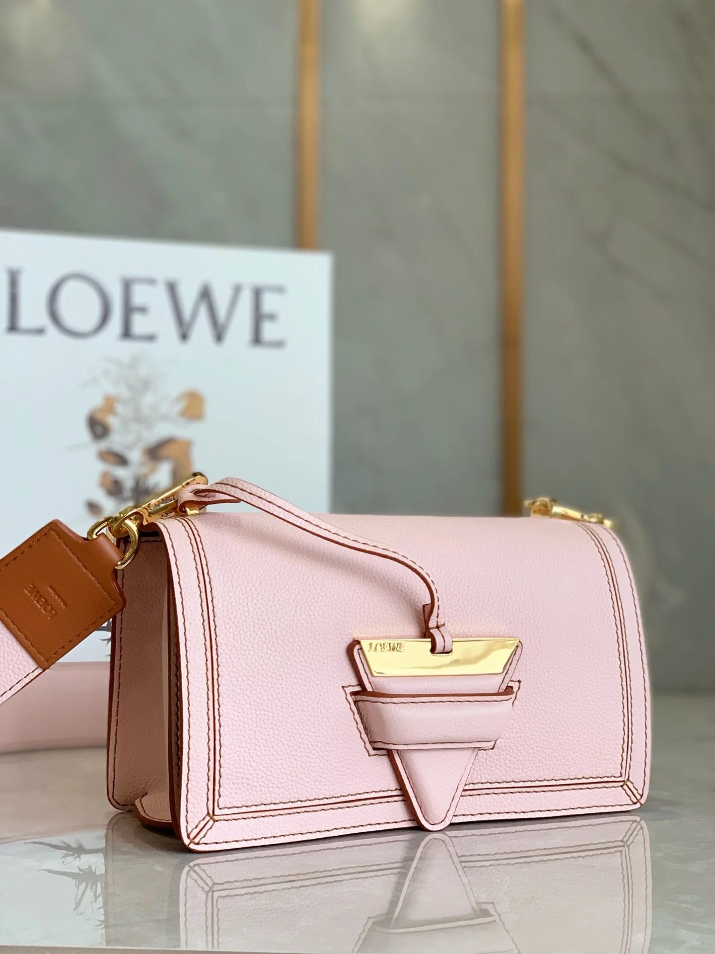 Треугольная сумка Loewe - Мягкая зернистая кожа - Телячья кожа - 4