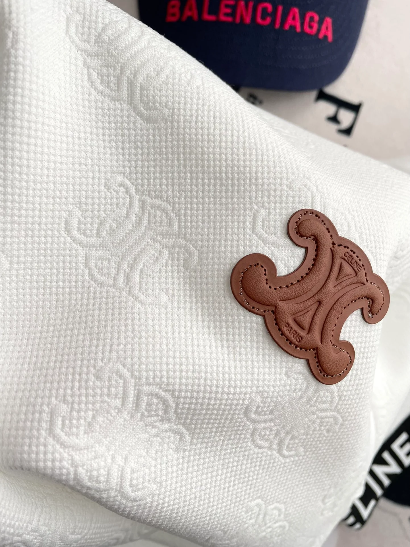 Celine-2403 Комплект из футболки с коротким рукавом и брюк с тисненым узором ?Триумфальная арка? — белый