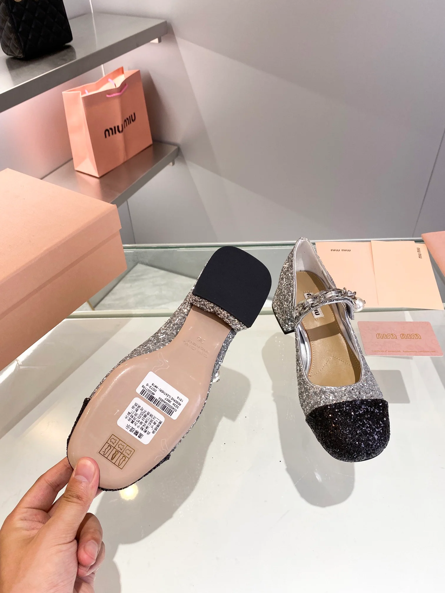 Новинка осенне-зимней коллекции Miu Miu 2023 — балетки со стразами — на низком каблуке — серебристые.