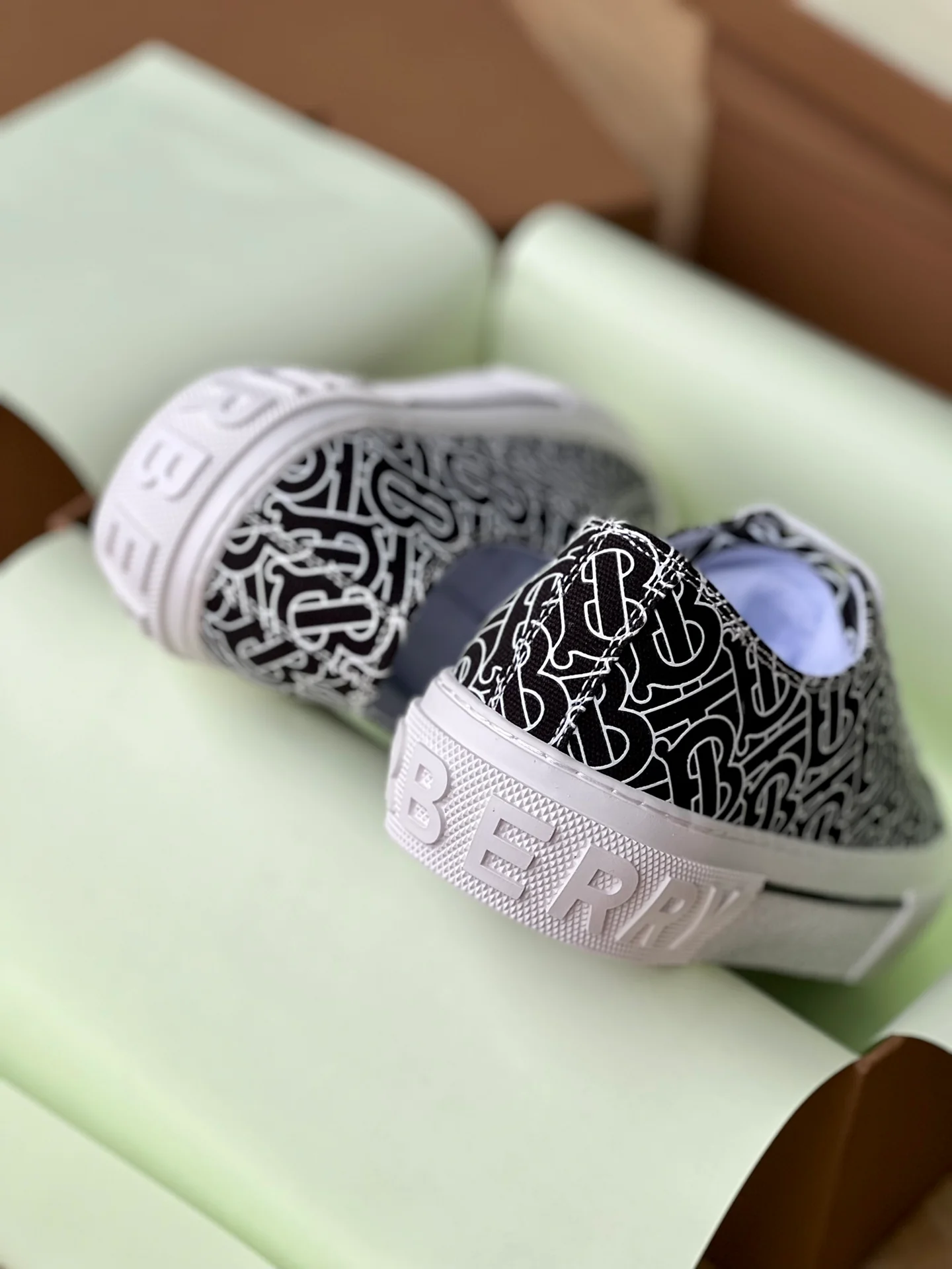 Burberry - Повседневные кроссовки - Парный стиль - Доступны на Taobao