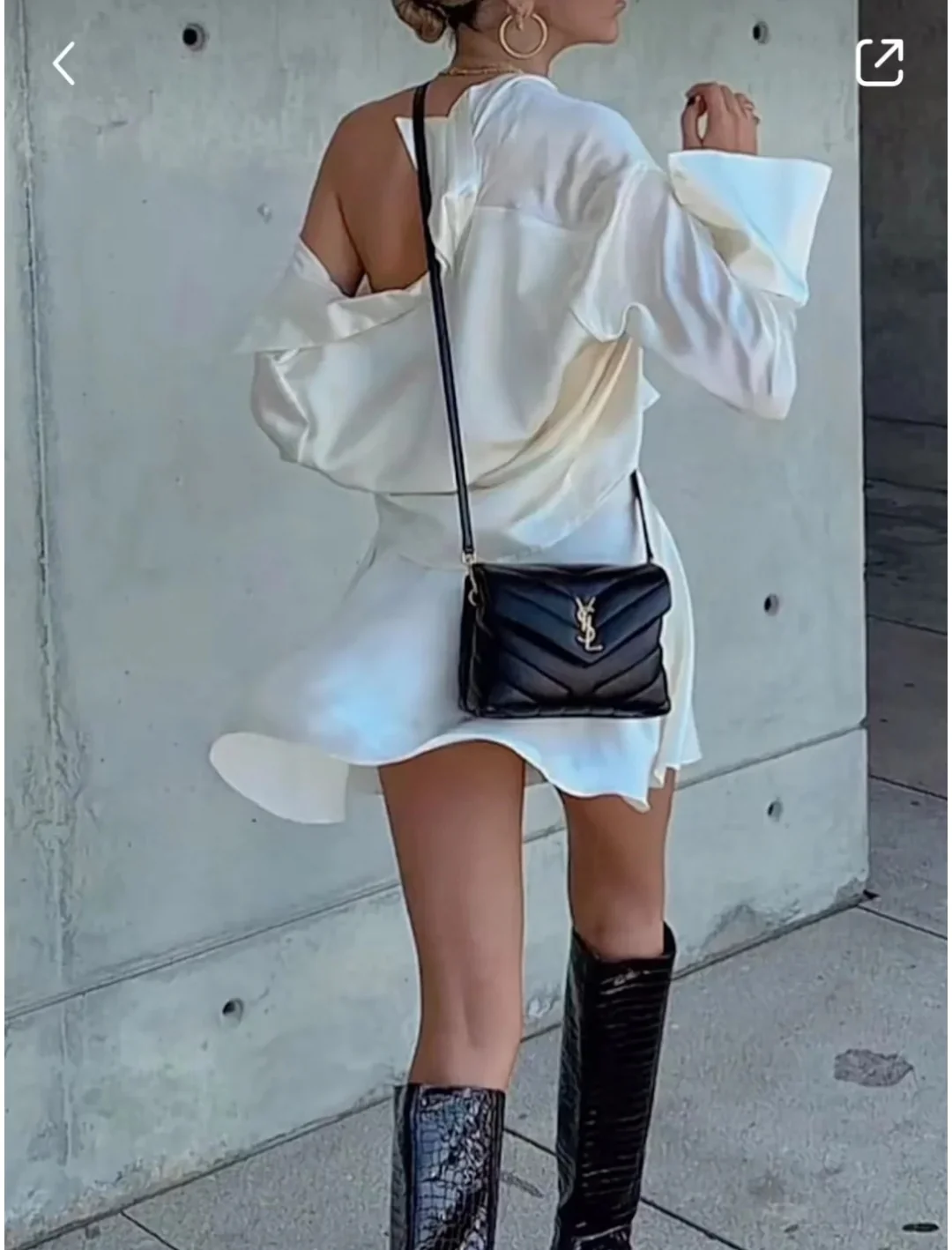 Сумка-кроссбоди YSL Louou 20 см из стеганой телячьей кожи — черная с серебряной пряжкой.