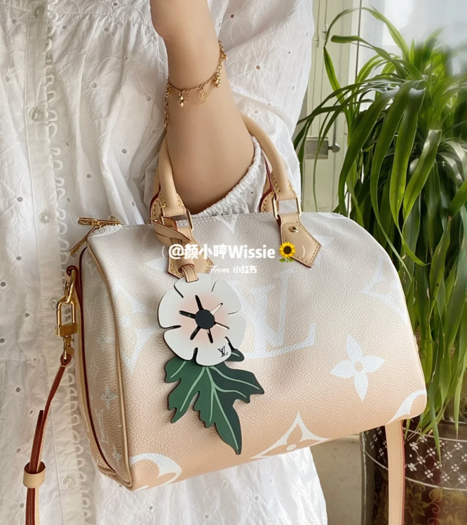 m45724-LV-Speedy-25 Бостонская сумка, светло-розовая, фото в одежде