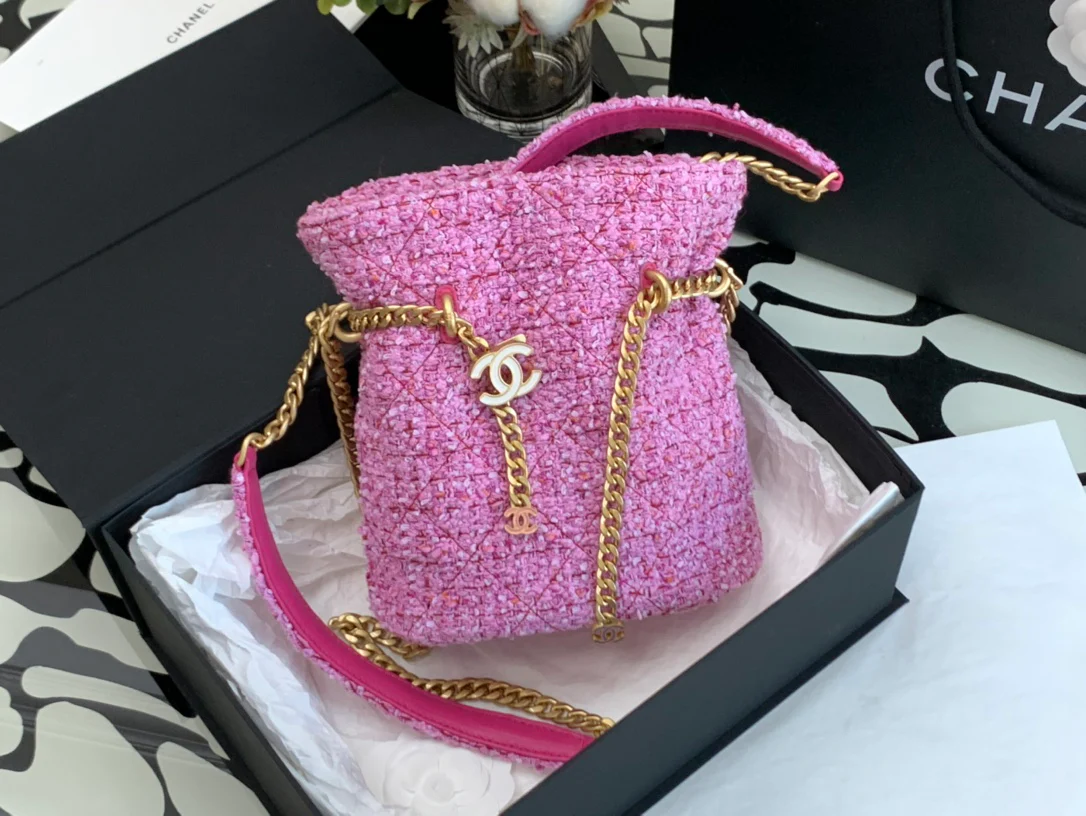 Новинка 2022 года от Chanel - Эмалированная сумка-ведро.