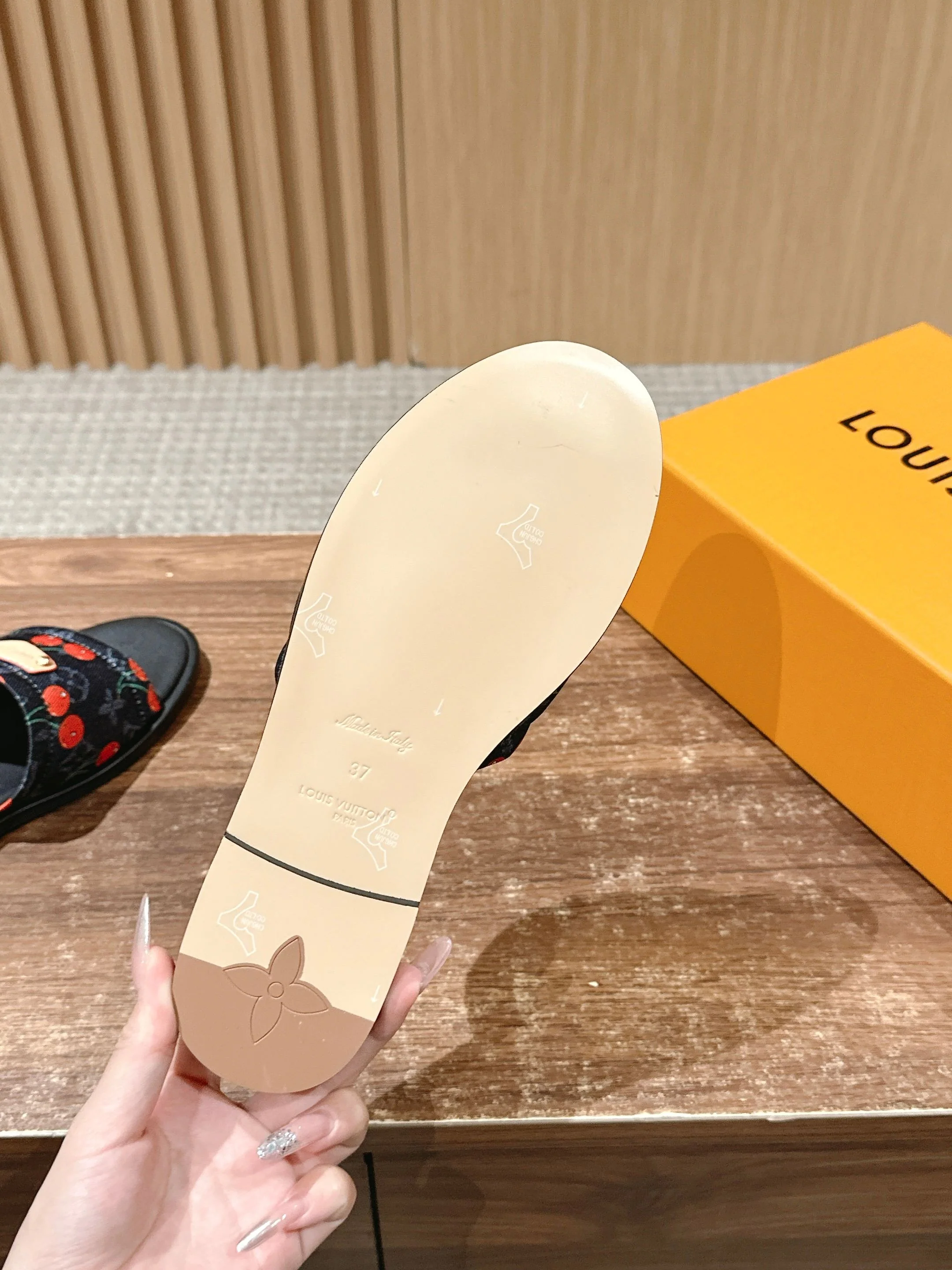 LV - Сандалии на плоской подошве из ретро-серии Такаши Мураками - Черные