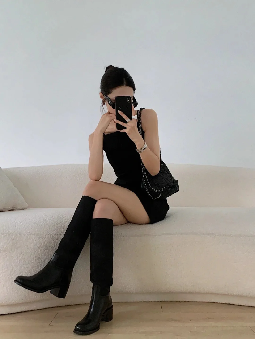 Новинка сезона осень/зима 2023 от Prada — высокие сапоги из телячьей кожи.