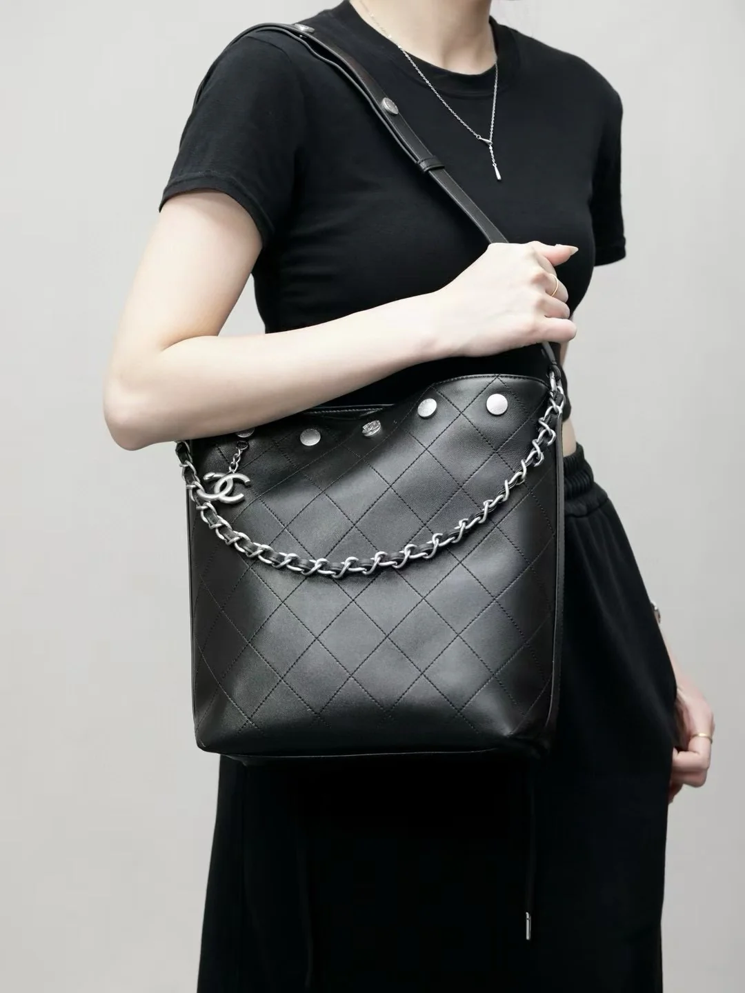 Сумка Chanel в стиле хиппи с золотой монетой 25 пенсов — черно-серебряная.