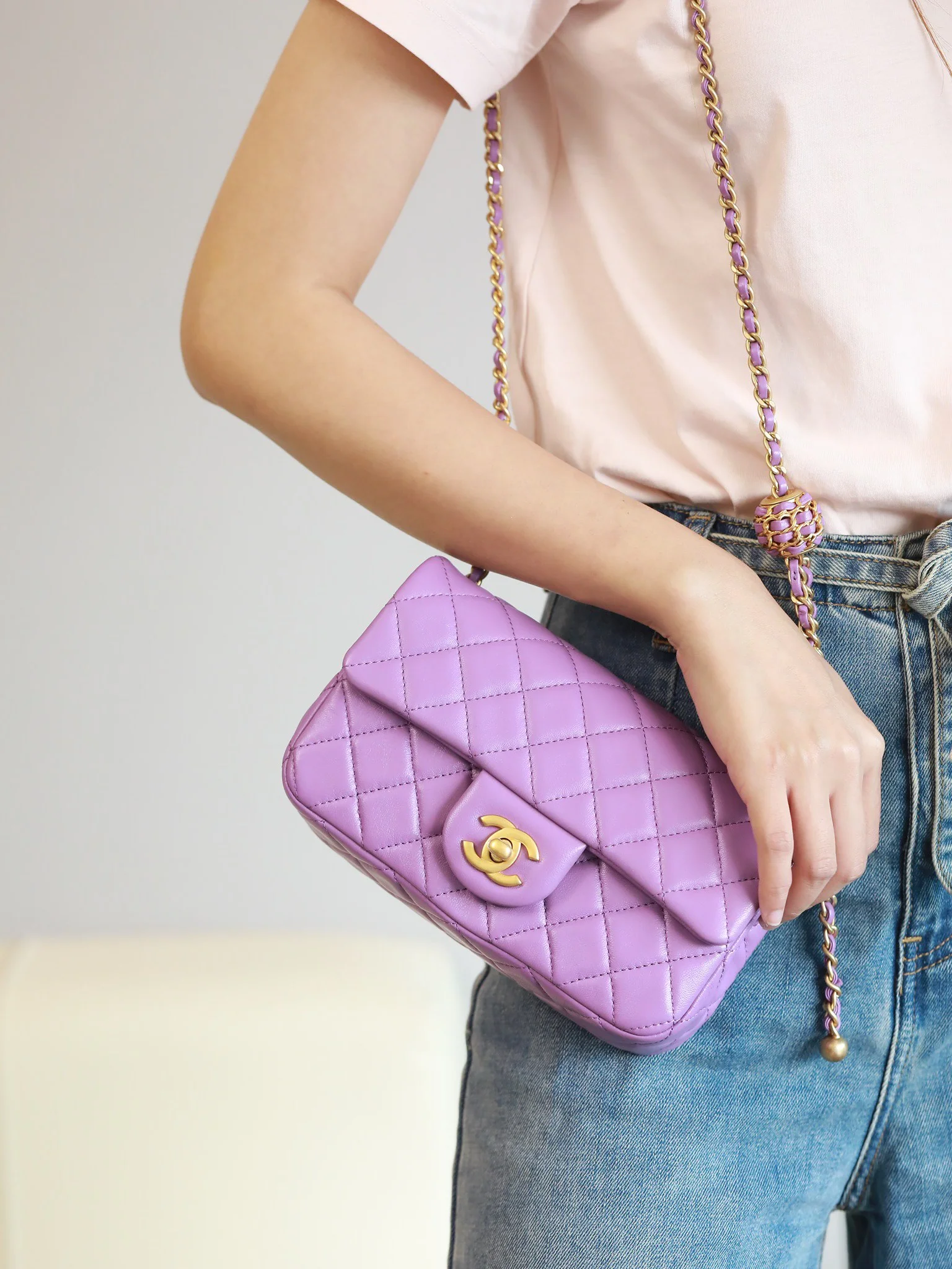 Chanel 2022, последняя модель сумки Golden Globe Square Fat Flap Bag.