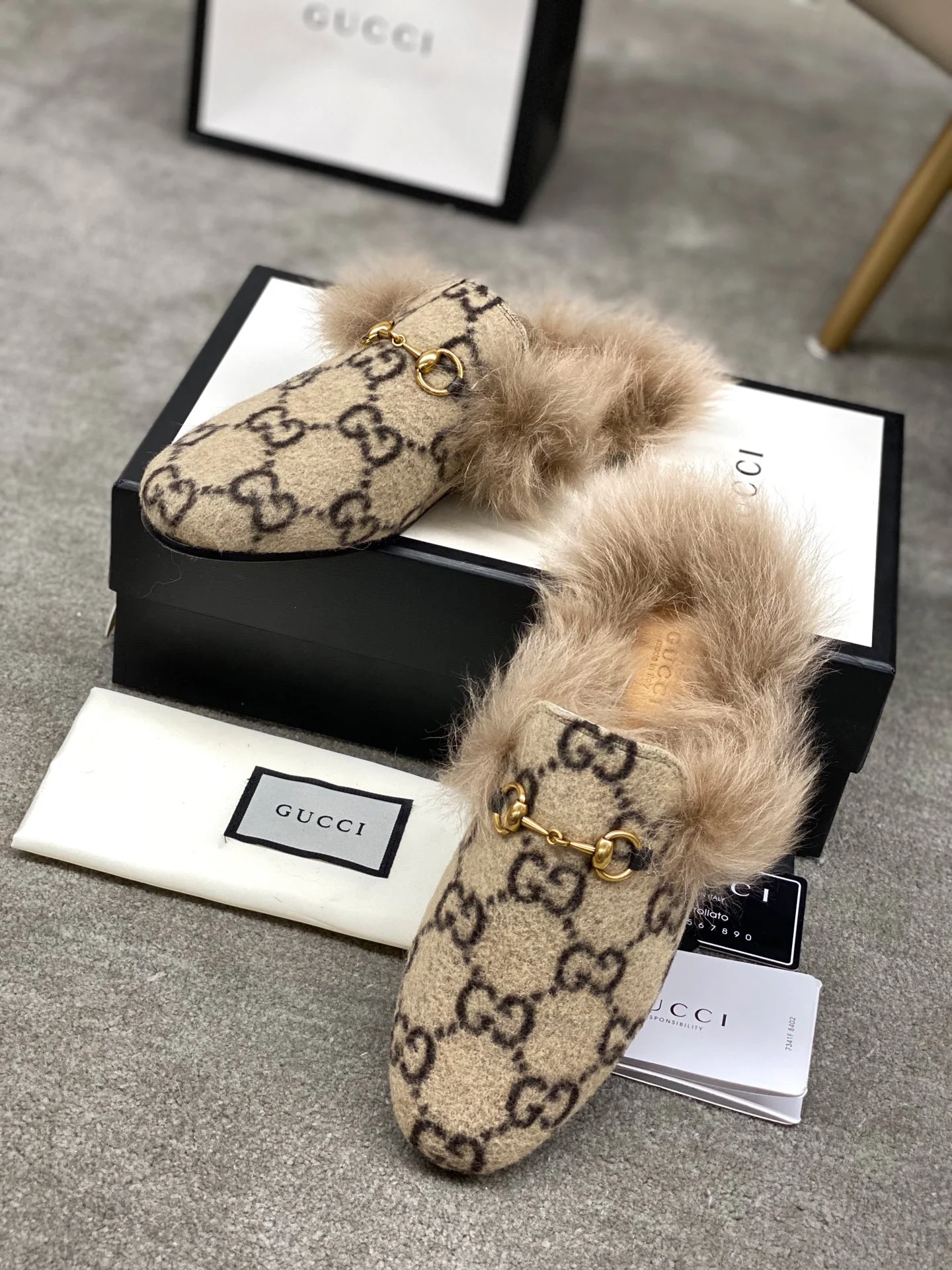 Бутик Gucci 2020 — Новейшая коллекция с подиума — Меховые тапочки — В стиле монограммы