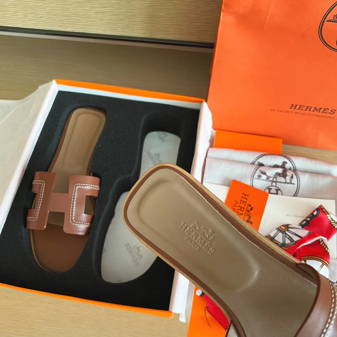 Классические домашние тапочки Hermes с буквой H — прошитая кожа — коричневые