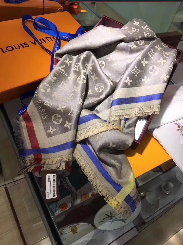 Шелковый шарф LV-140 Monogram — модель высшего класса с исключительно мягкой текстурой — 1