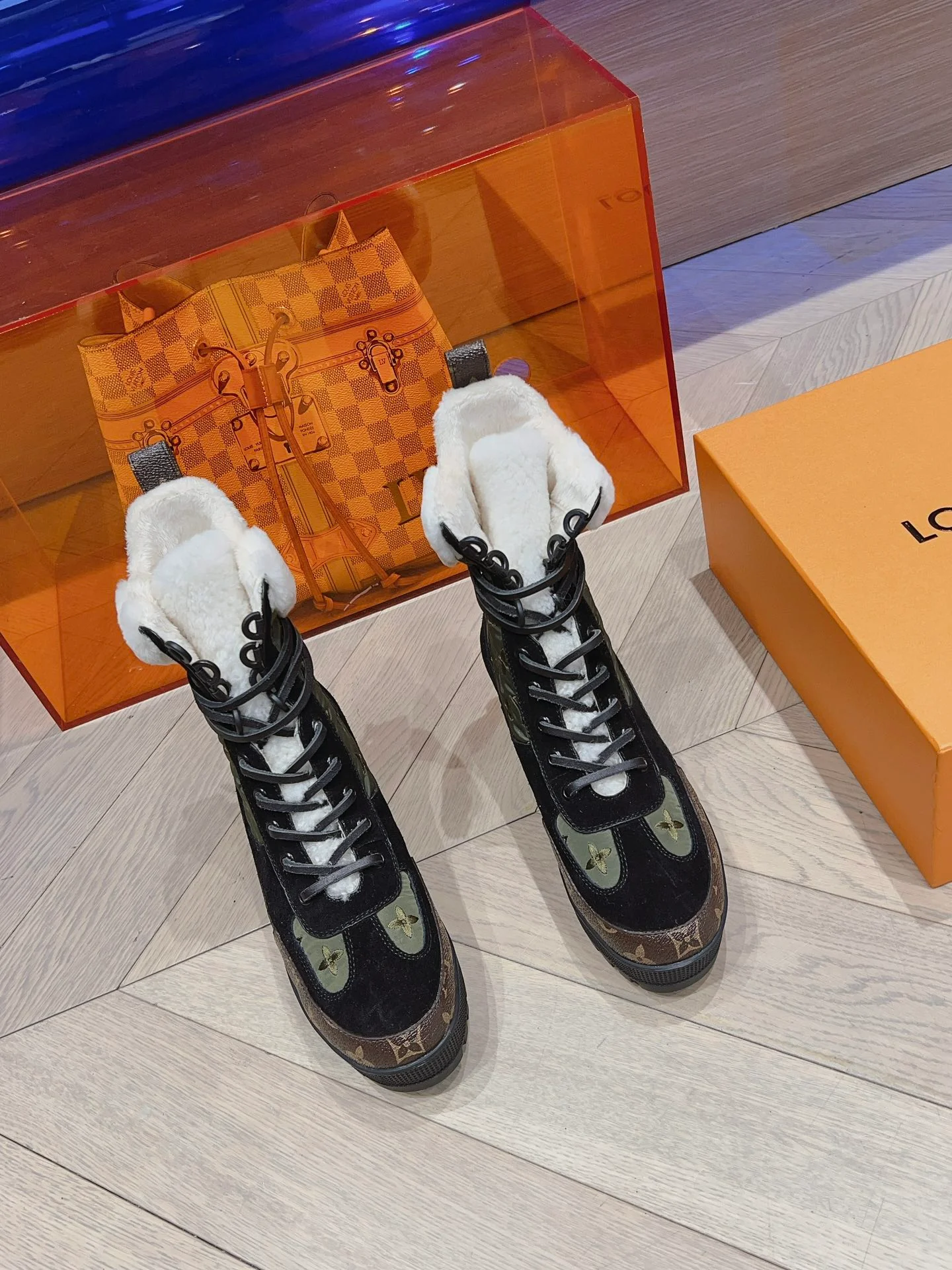 Новинка сезона осень/зима 2023 от LV - Ботинки Мартин на массивном каблуке - зеленые