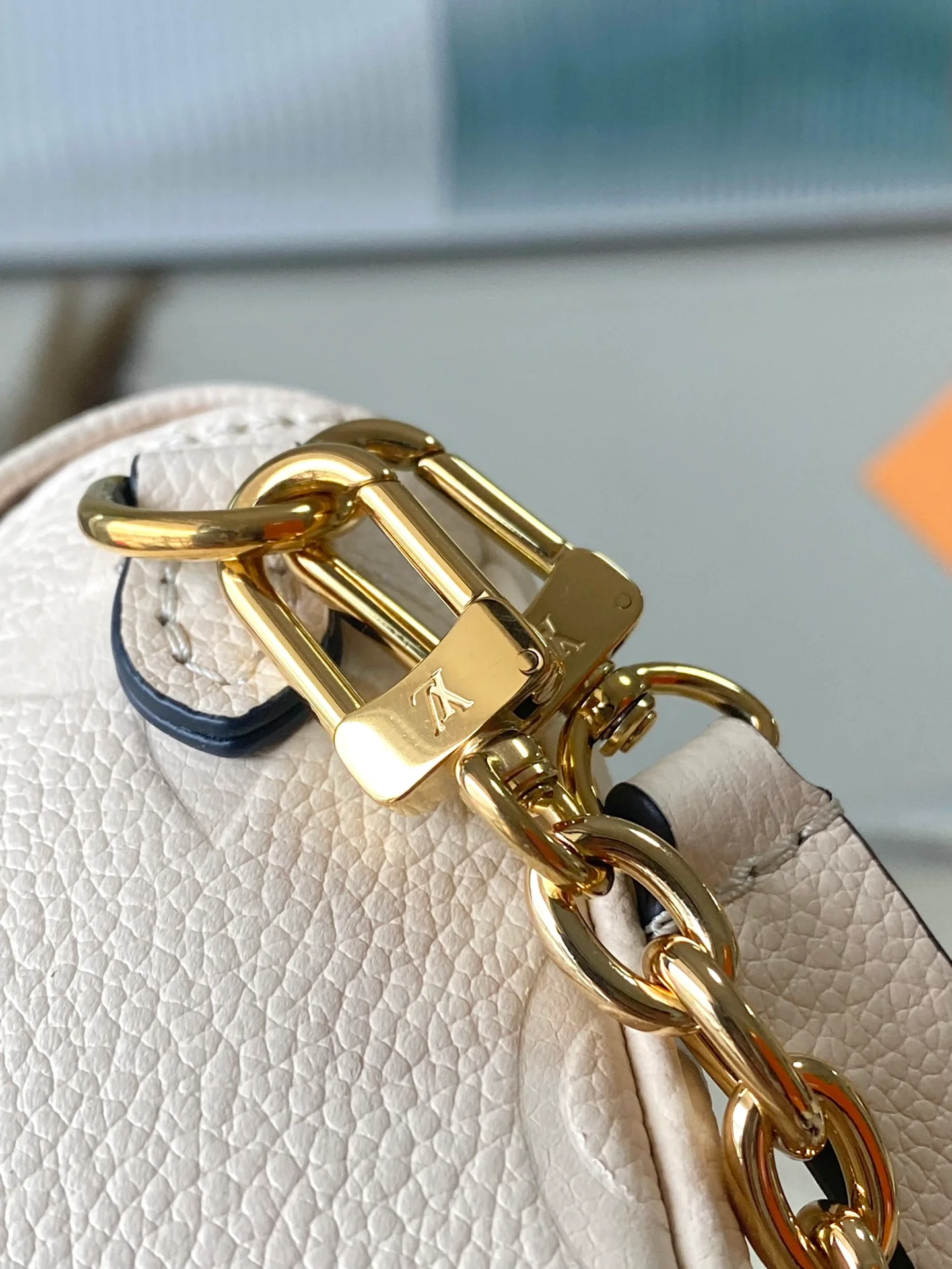 m82210-LV-кошелек-на-цепочке-плющ-крем