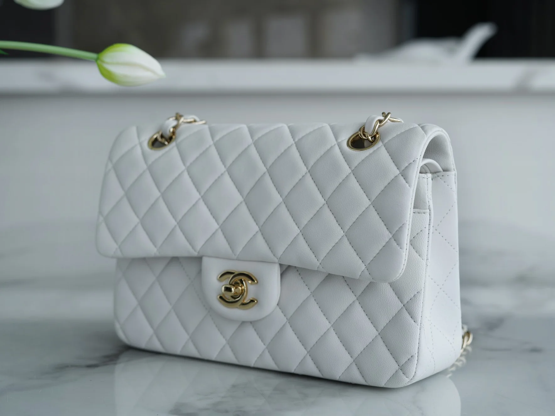 Классическая сумка Chanel с клапаном - белая.