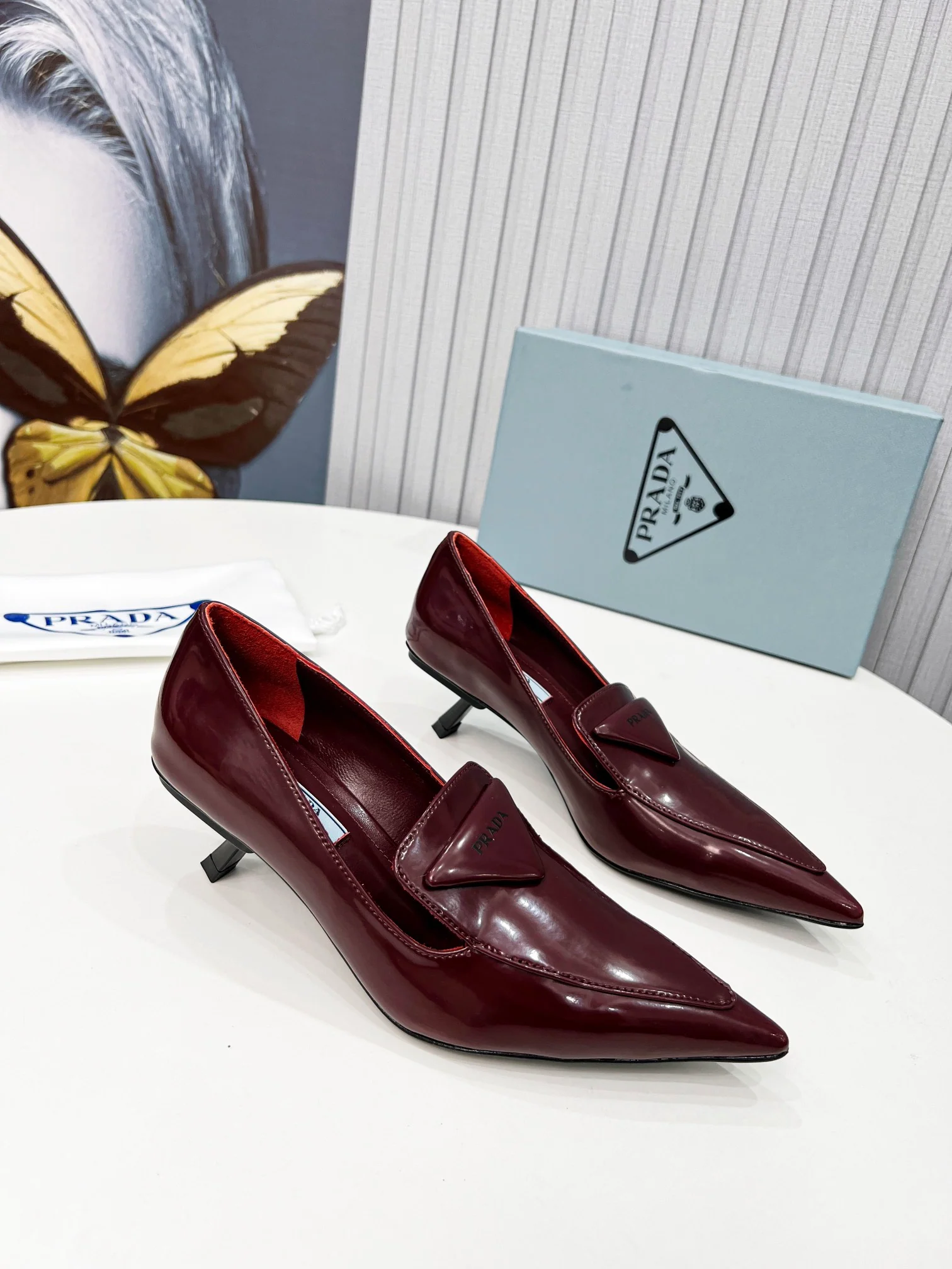 Новинки Prada весна/лето 2022 - Туфли на невысоком каблуке с острым носком - 1