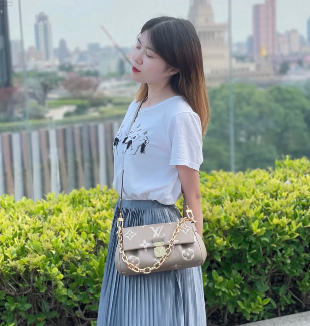 Любимая сумка LV — фото в ней.