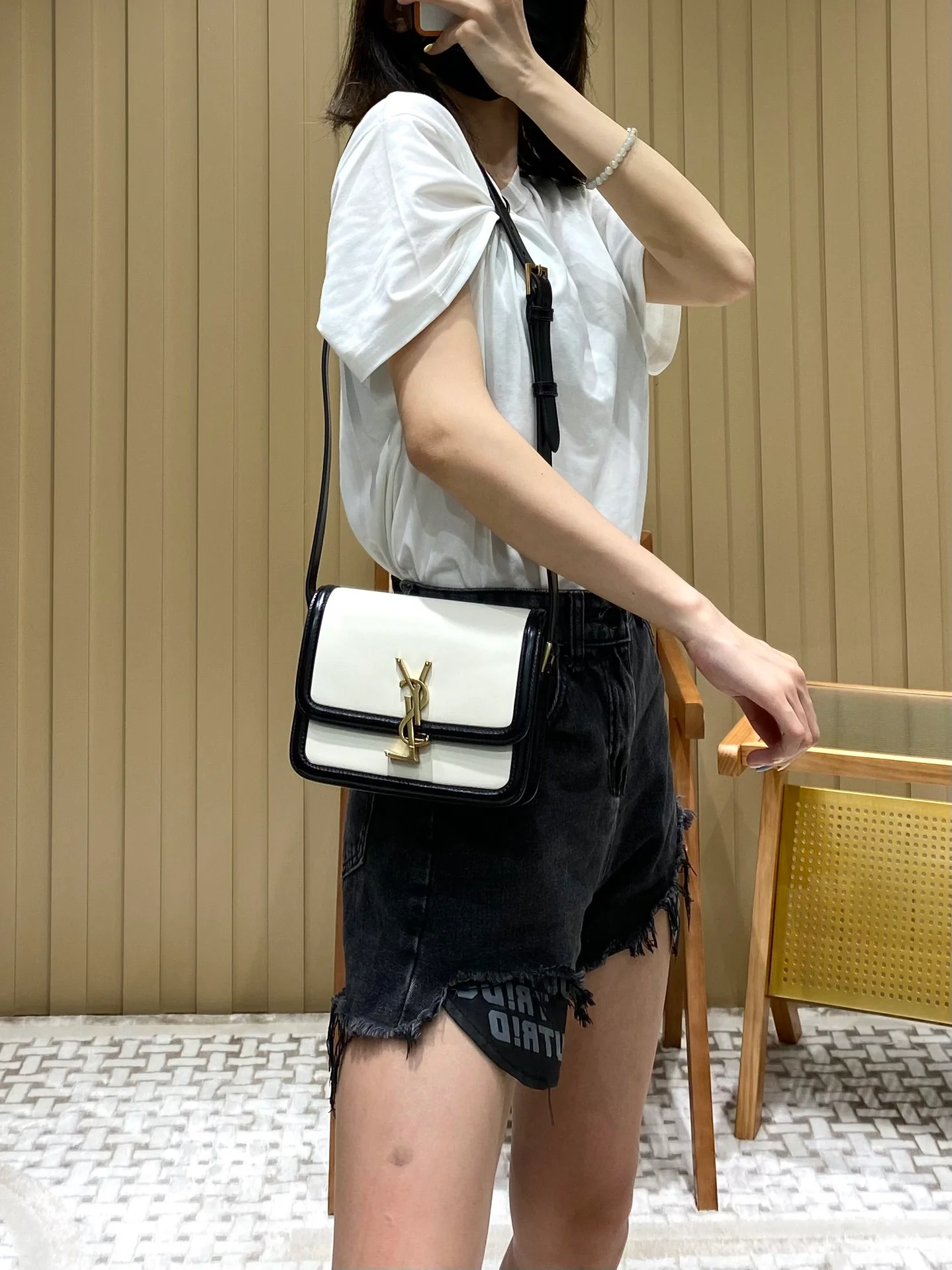 Сумка YSL Solferino Tofu Bag — бело-черная — 18 см — На фото: в ней.