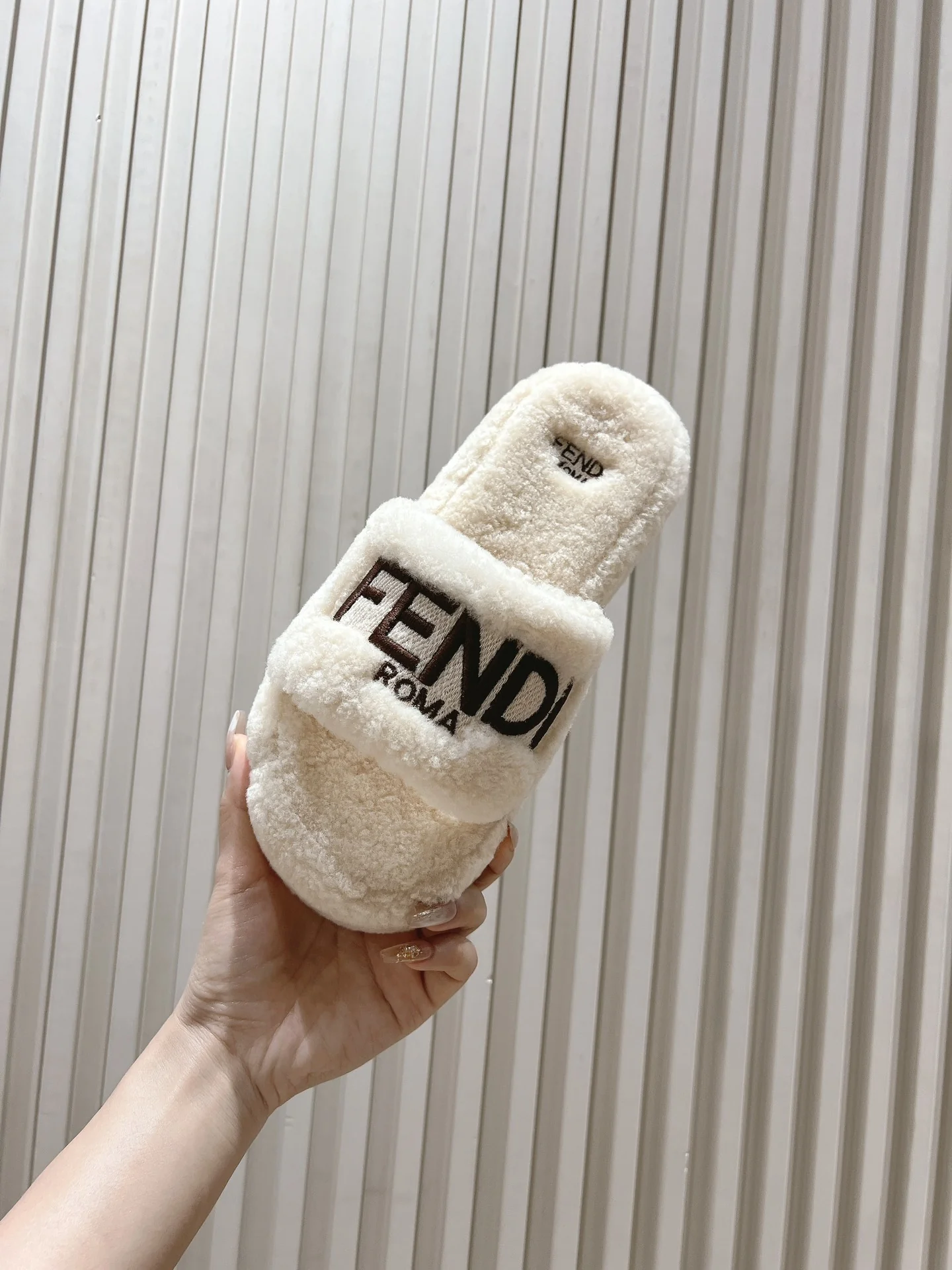 Fendi 2024 - Меховые тапочки - Белые