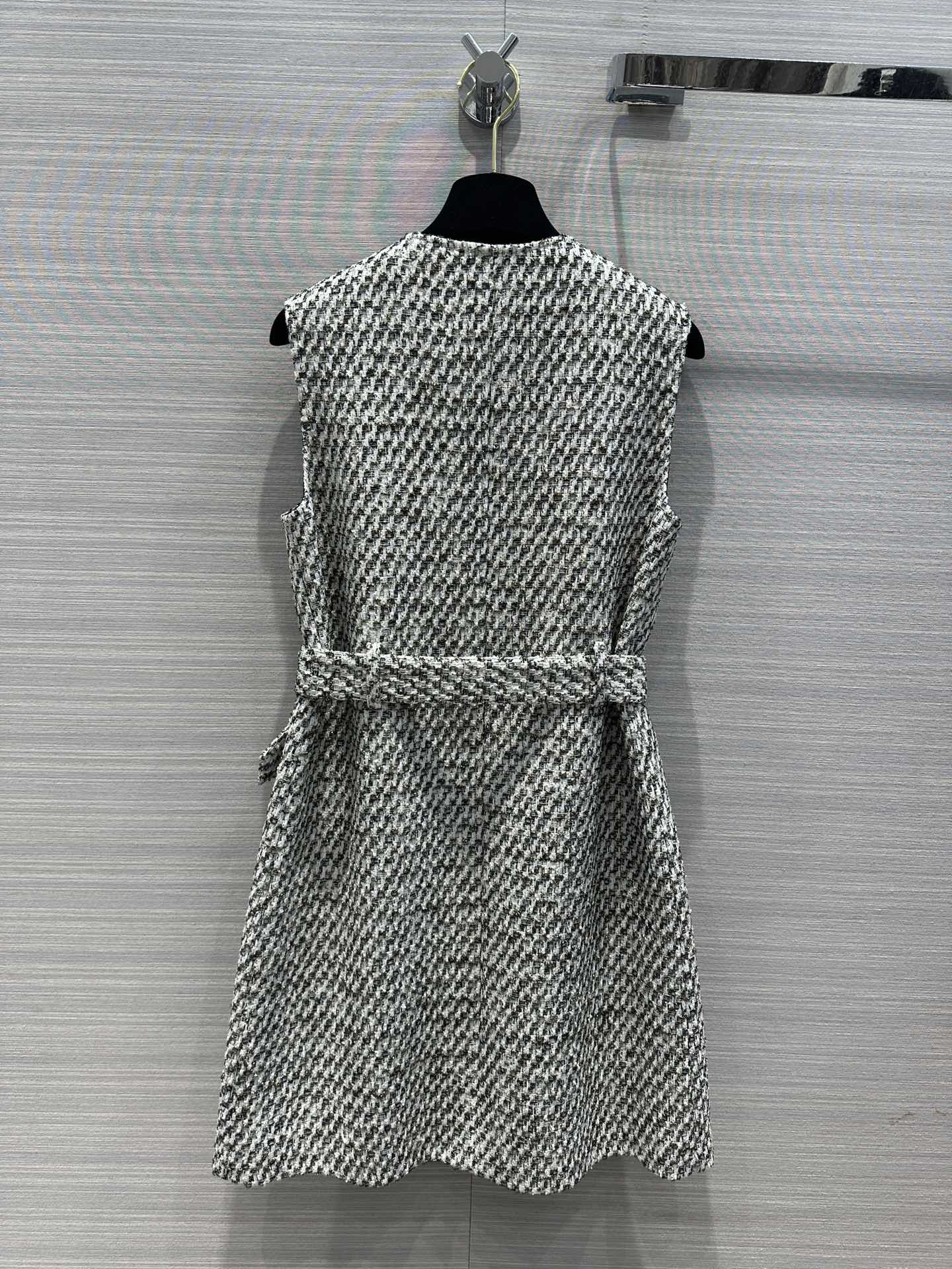 Chanel 2403 - Жакет/Жилет/Длинное платье с элементами из плетеной ленты и металлических цепочек.