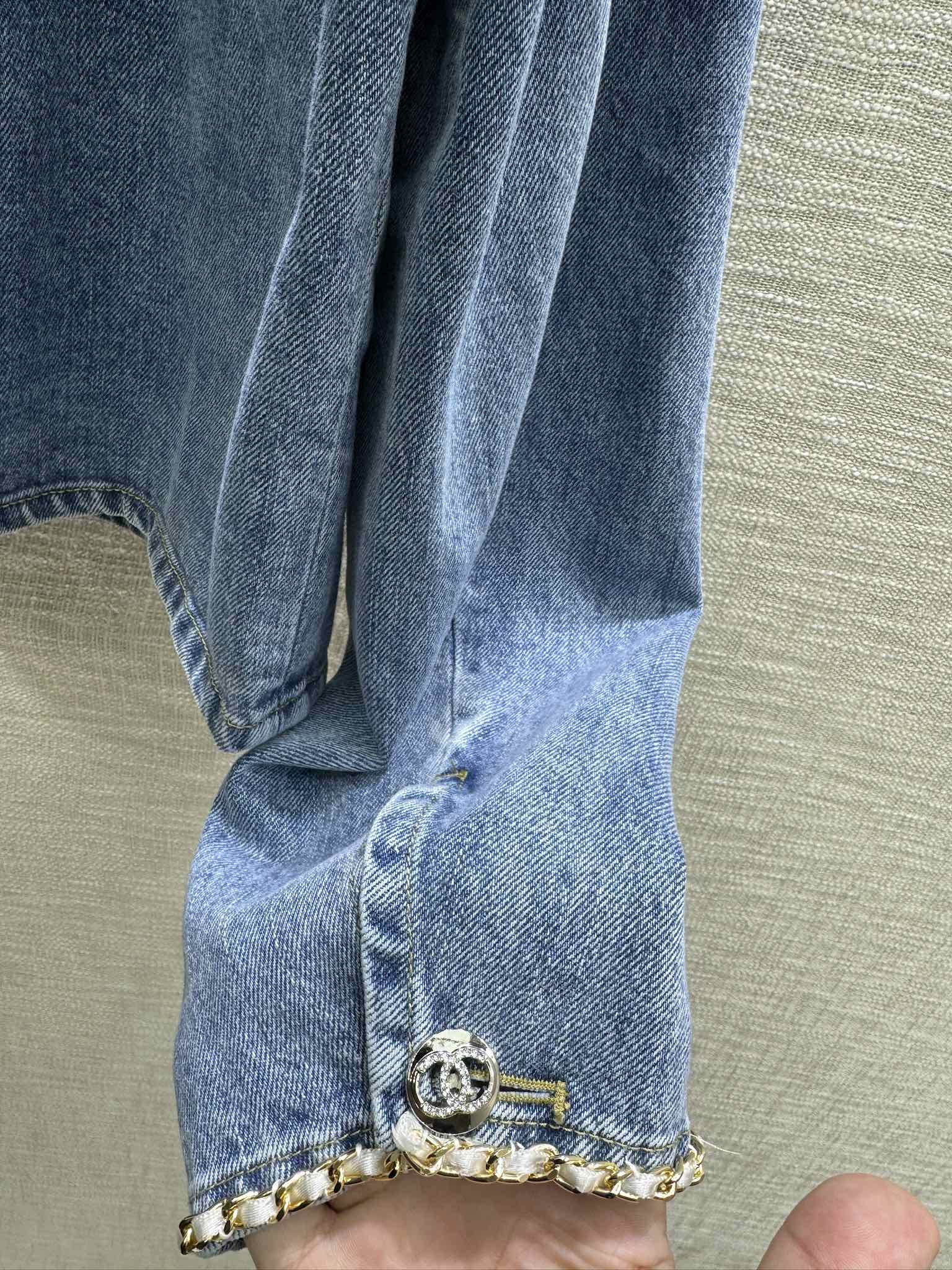 Chanel 2403 — джинсовая куртка в стиле высокой моды от Chanel.