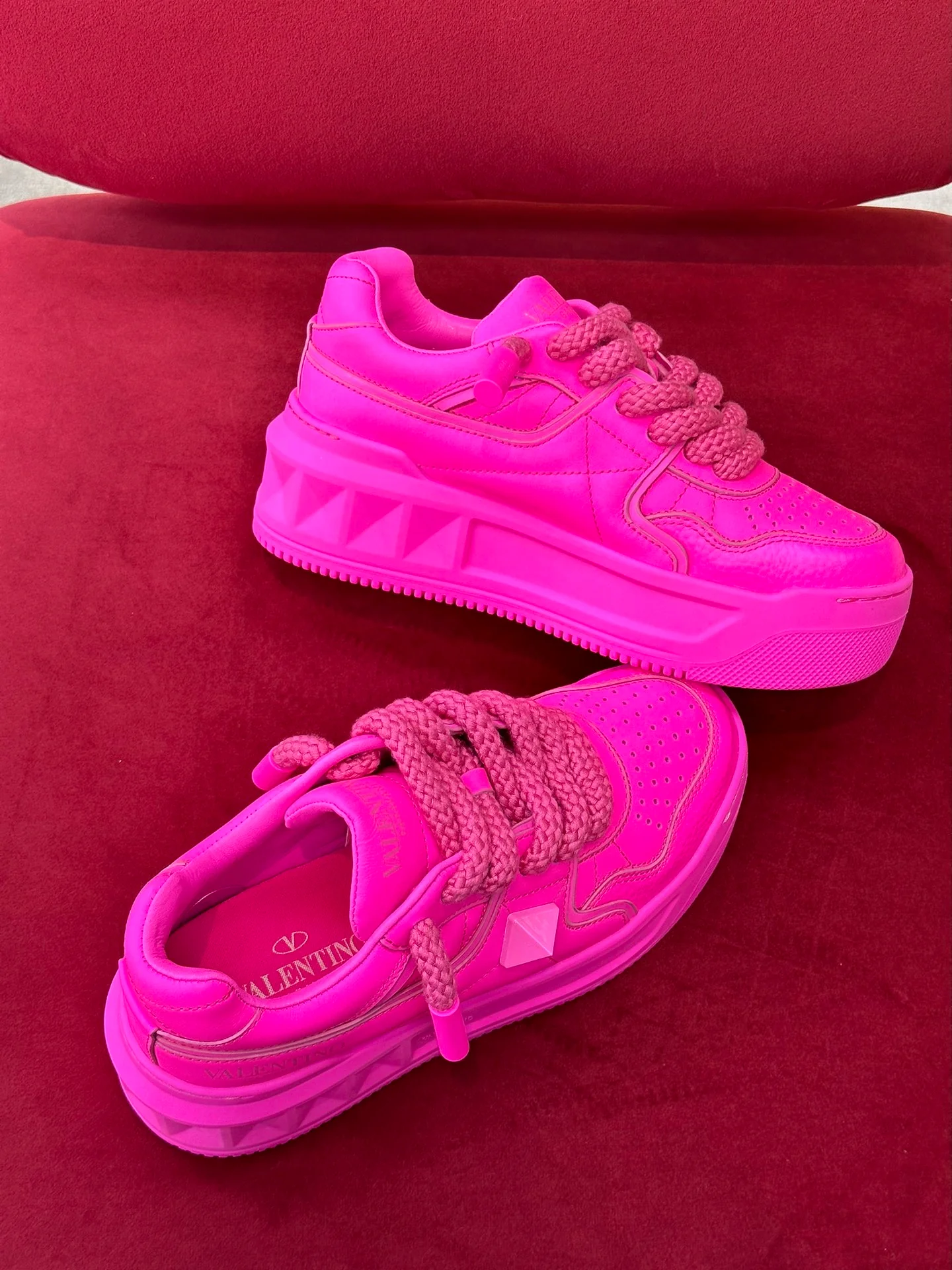 Новинка лета 2023 от Valentino - Кроссовки на платформе из телячьей кожи - Парные - 6 см - Розовые