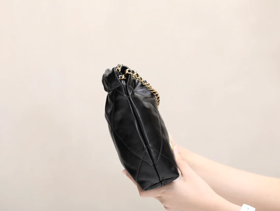 Новинка сезона весна/лето 2023 от Chanel - сумка 22 - мини - черно-золотая - фото в действии.