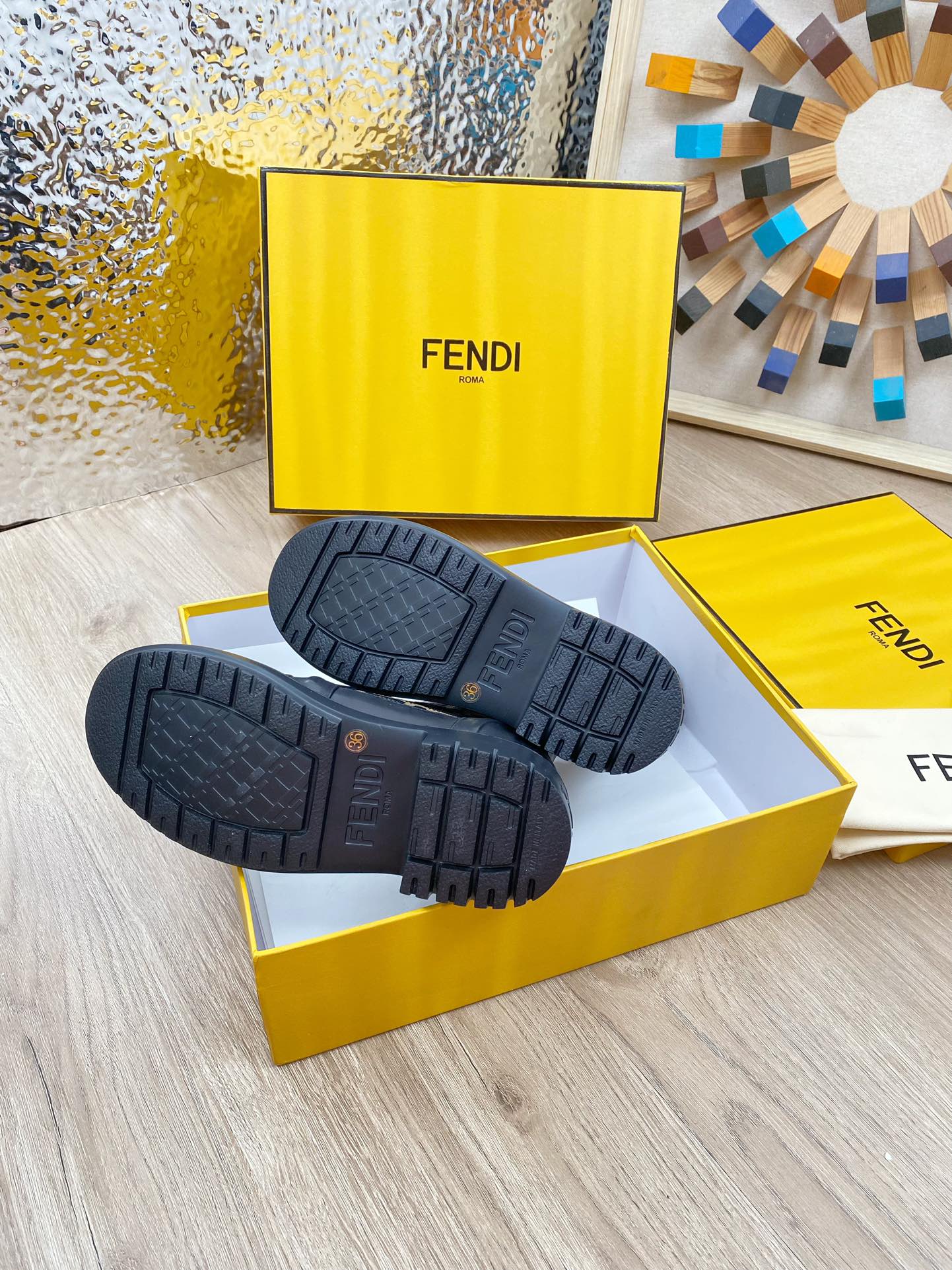 Новинка осени 2023 от Fendi — ботинки Dr. Martens средней высоты из канваса с монограммой.