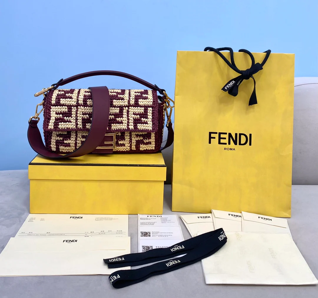 Сумка-багет Fendi среднего размера из коричневой соломы.