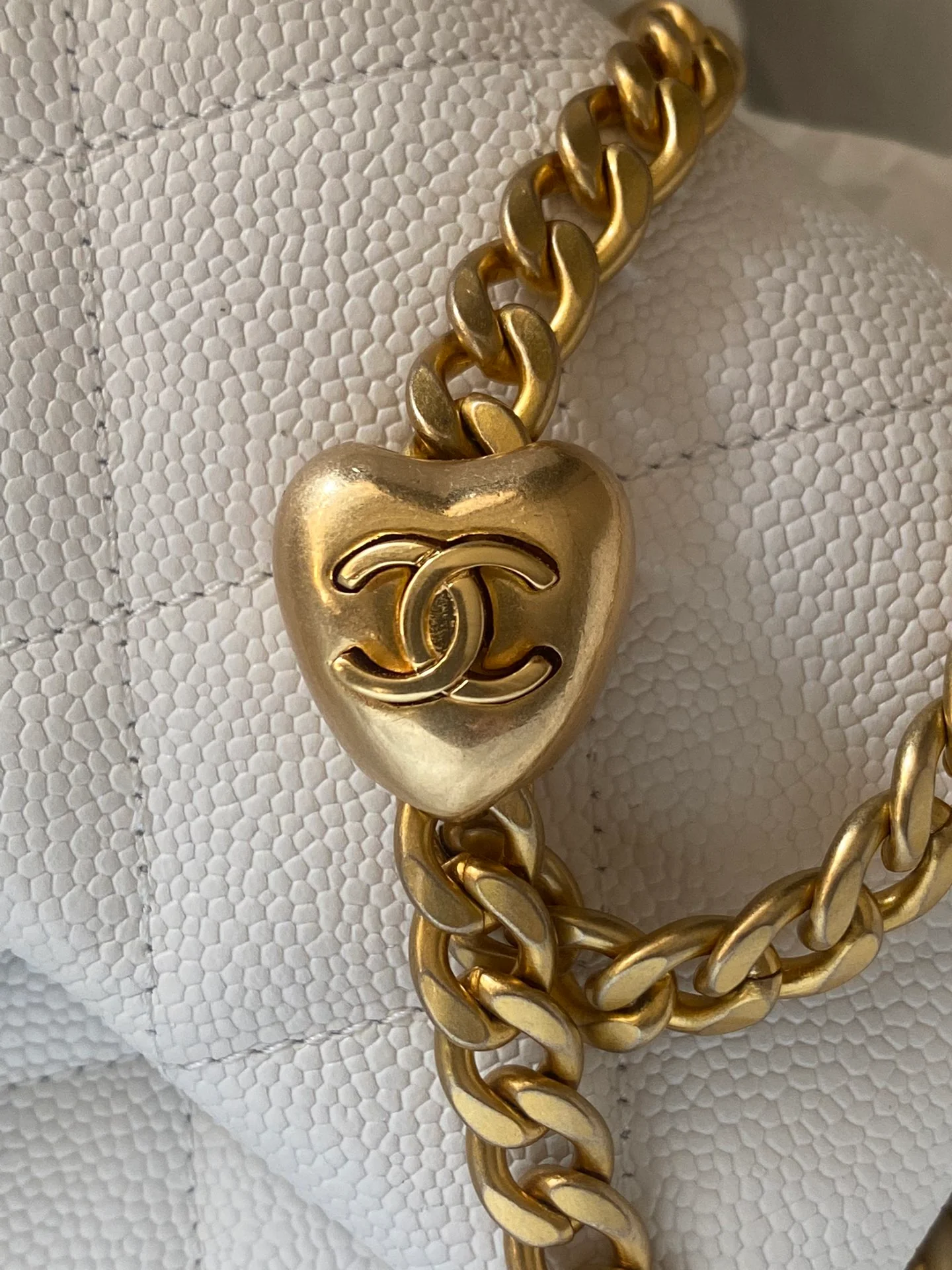 Новинка сезона весна/лето 2023 от Chanel - Миниатюрная квадратная сумка Fat Bag - Дизайн в виде сердца - Белая