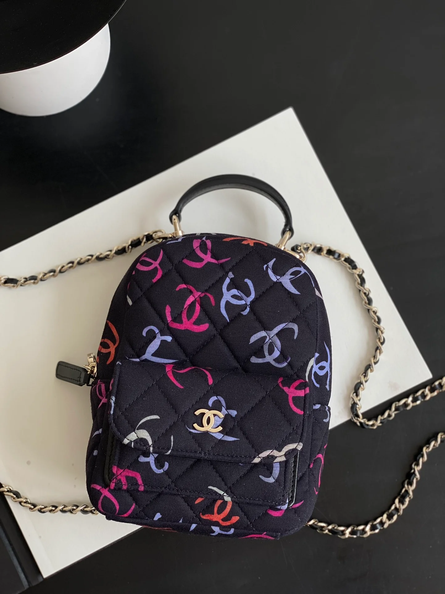 Мини-рюкзак Chanel 24c с дизайном в стиле граффити.