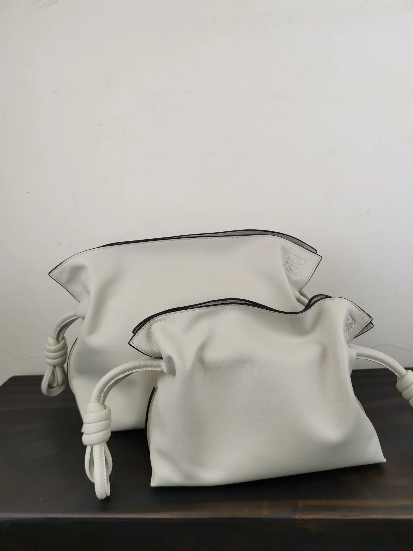 Мини-юбка Loewe Flamenco из улучшенной кожи, кремово-белого цвета, 2020 год.