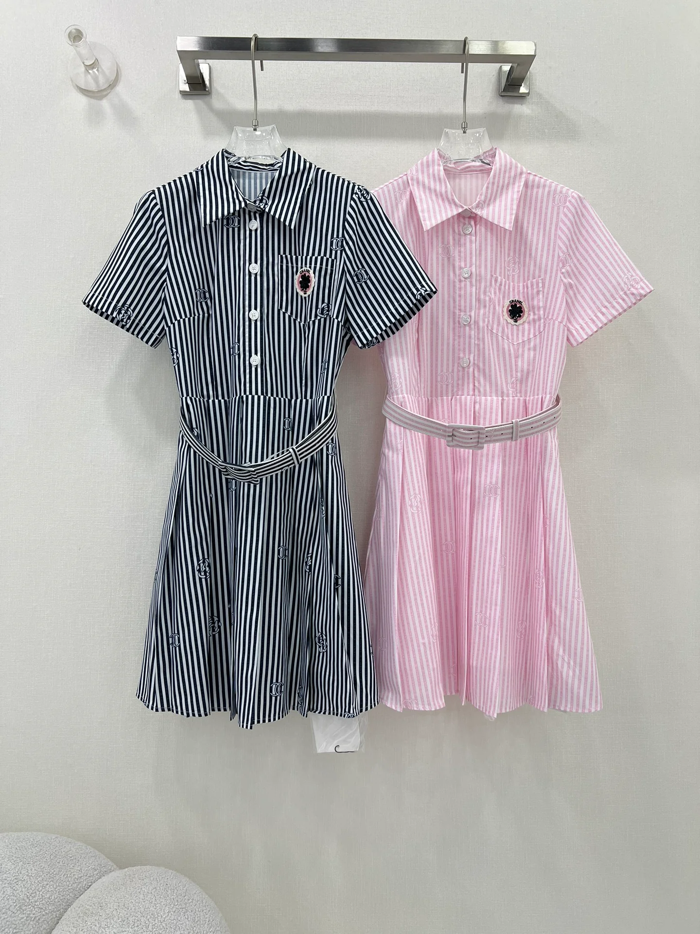 Новый комбинезон Chanel весна/лето 2024 с короткими рукавами, украшенный пайетками и принтом — в полоску.