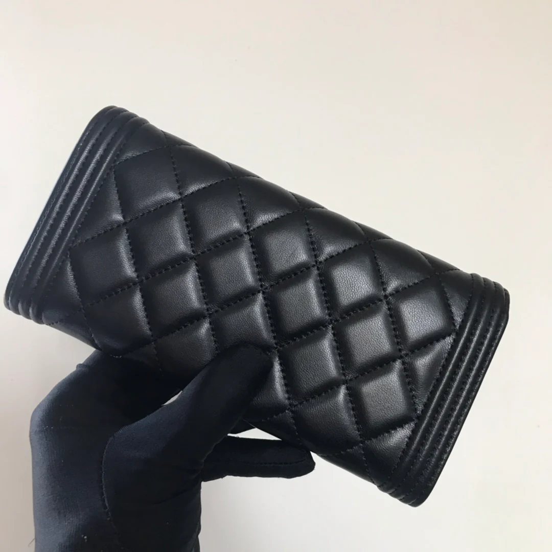 Кошелек-портмоне Chanel Le Boy Flip Wallet — из черной овечьей кожи с серебряной пряжкой.