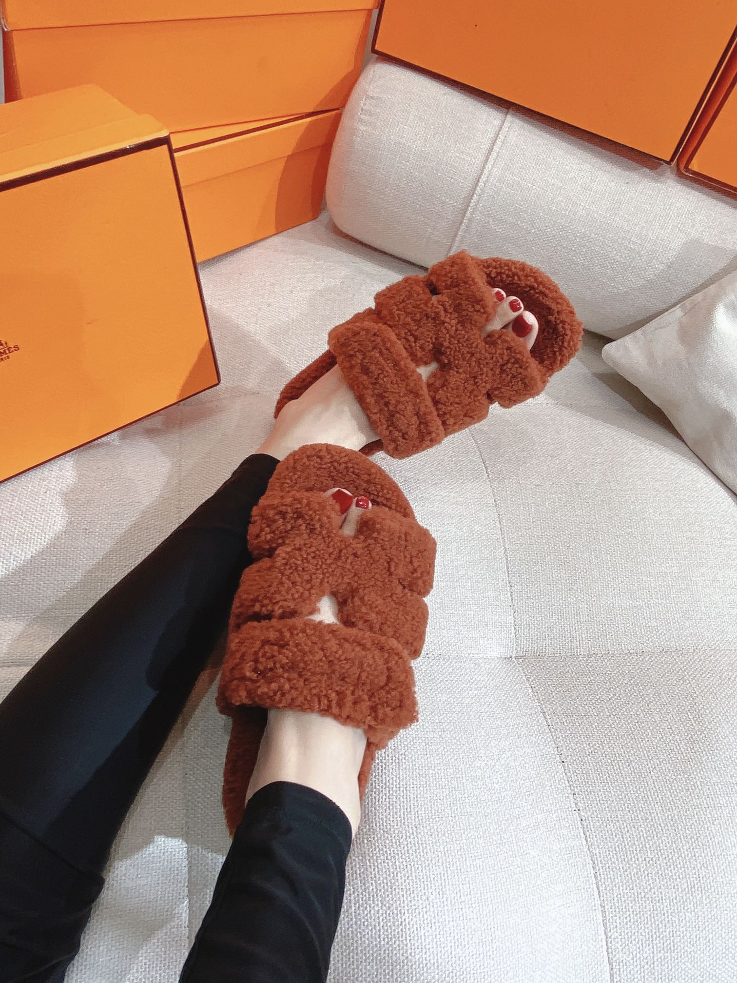 Новинка осенне-зимней коллекции Hermes 2022 — Домашние тапочки H-образной формы из овечьей шерсти и кожи, коричневые — на фото.