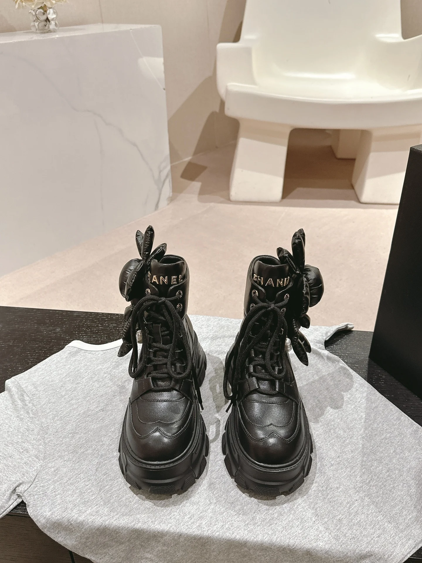 Высокие кеды на платформе Chanel 2024 — черные