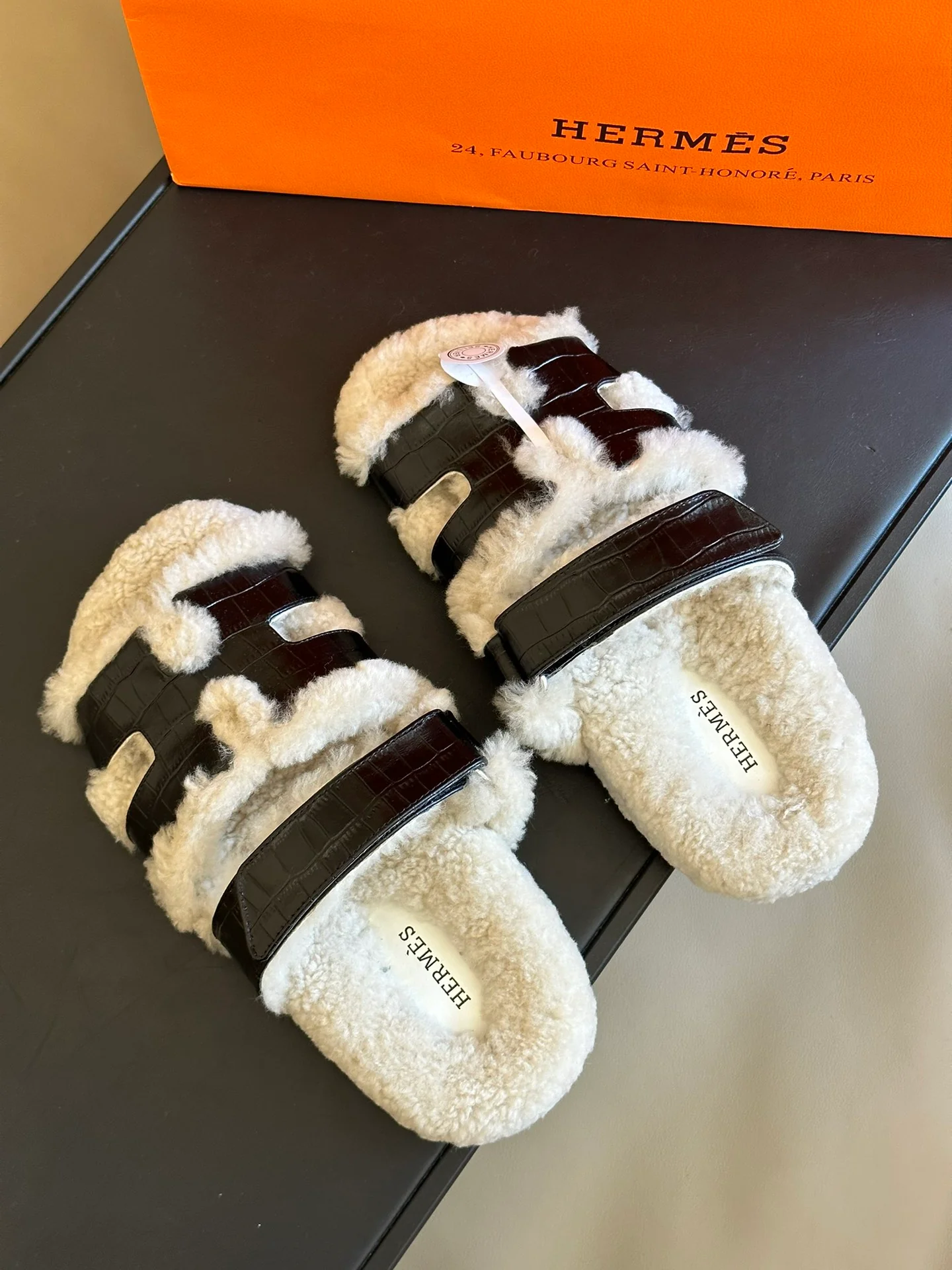 Тапочки Hermes 2024 с крокодиловым принтом - черные.