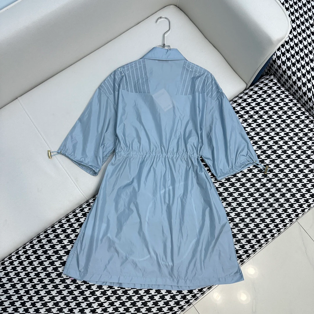 Miu Miu - Новая коллекция Весна/Лето 2024: Платье Miu с воротником и буквенным принтом