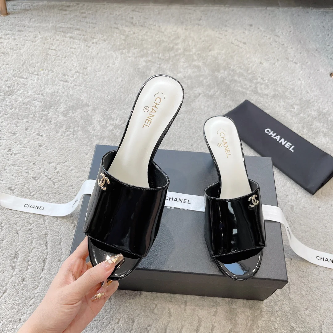 Новинка сезона весна/лето 2023 от Chanel - Босоножки на среднем каблуке с жемчужным верхом - Черные