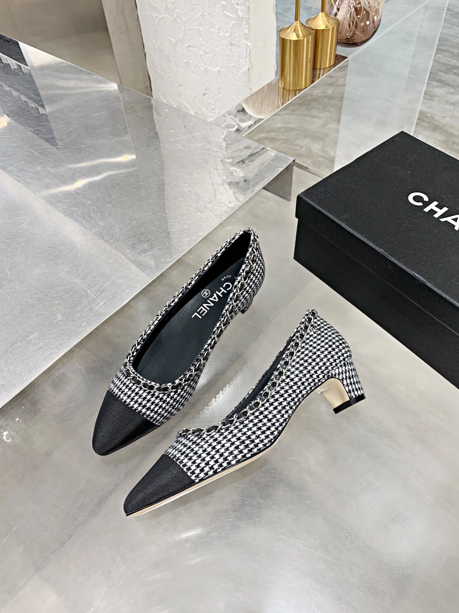 Туфли Chanel с цепочкой, острым носком и низким каблуком - черные