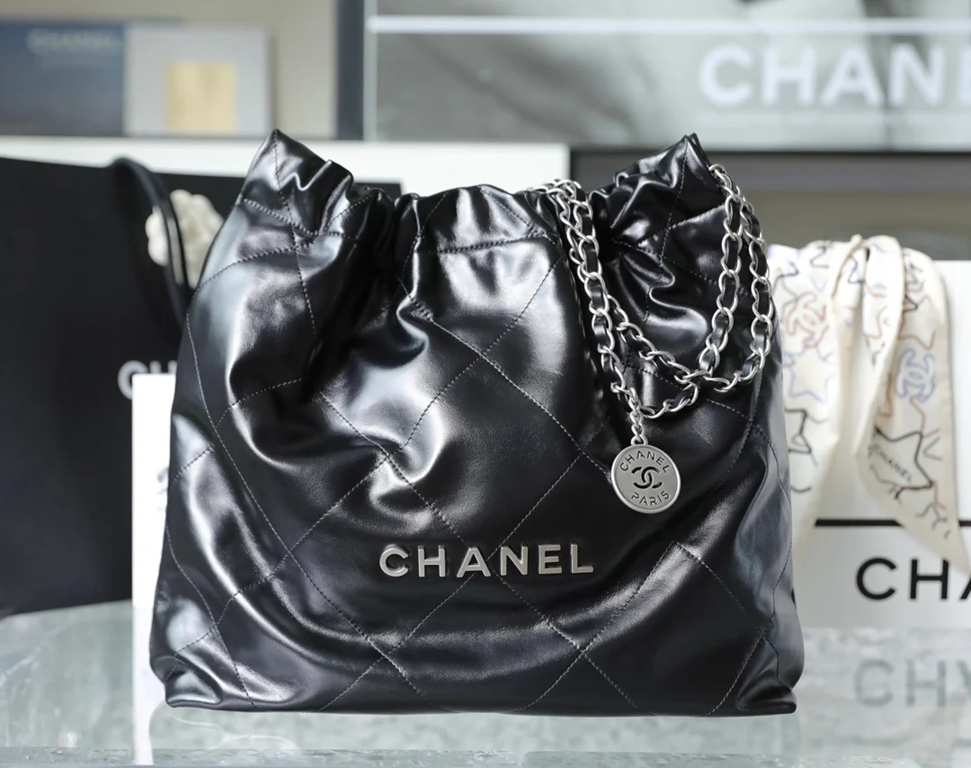 Сумка-шоппер Chanel - Маленькая - Черная с золотой фурнитурой - 1 шт.