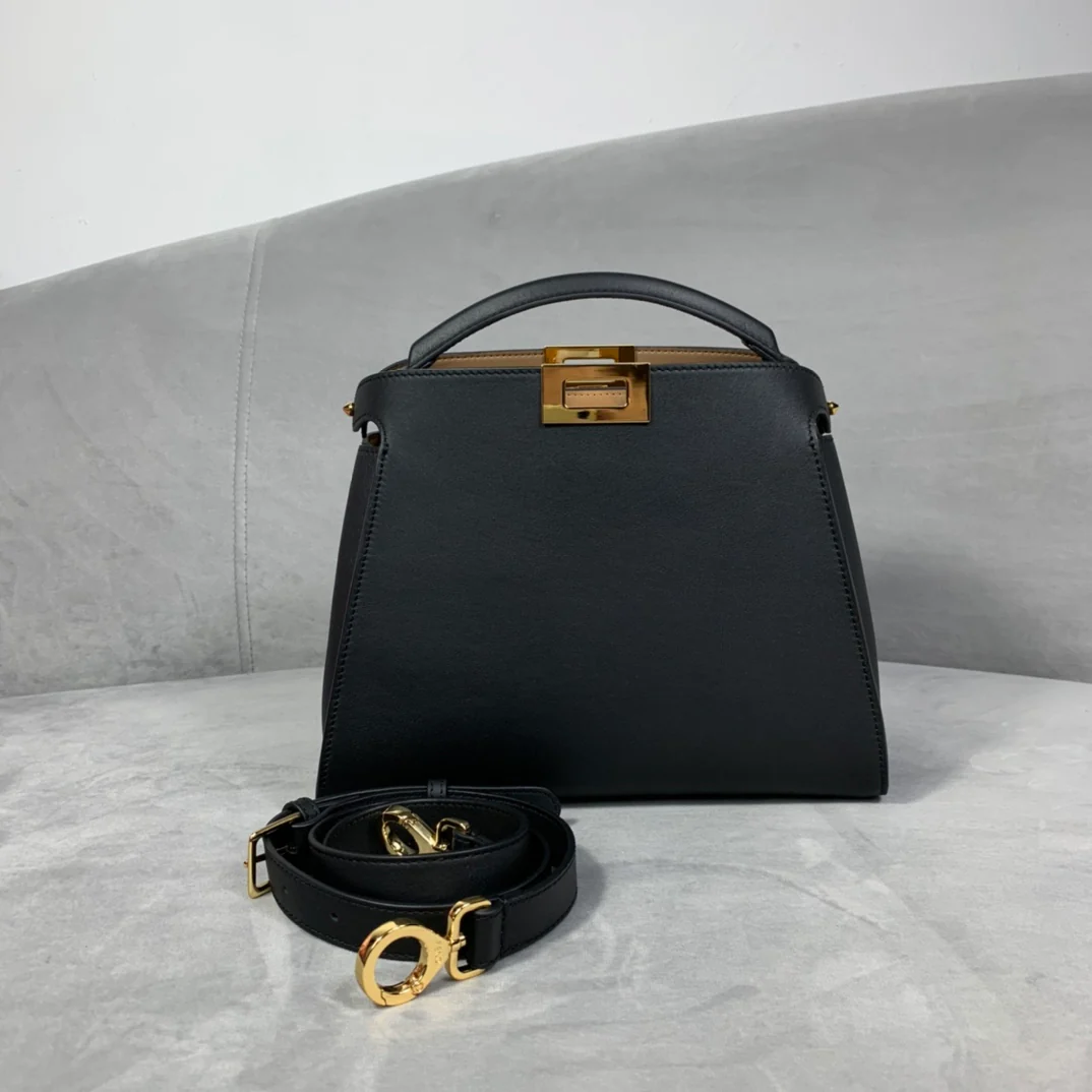 Черная кожаная сумка Fendi Peekaboo