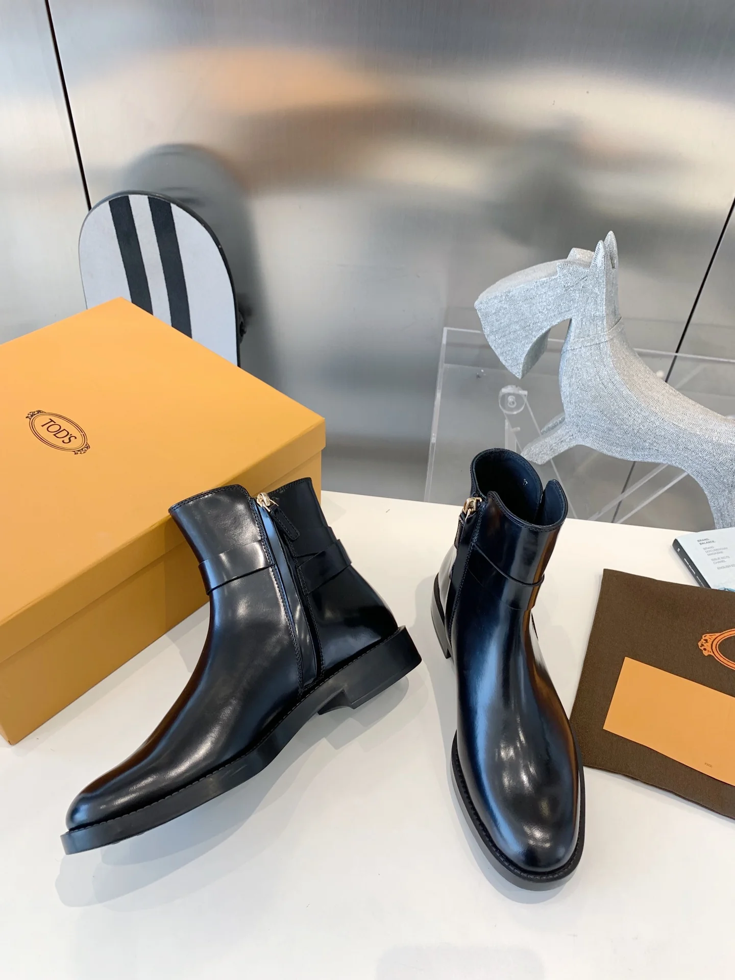 Ботинки челси Tods с головой льва - черные